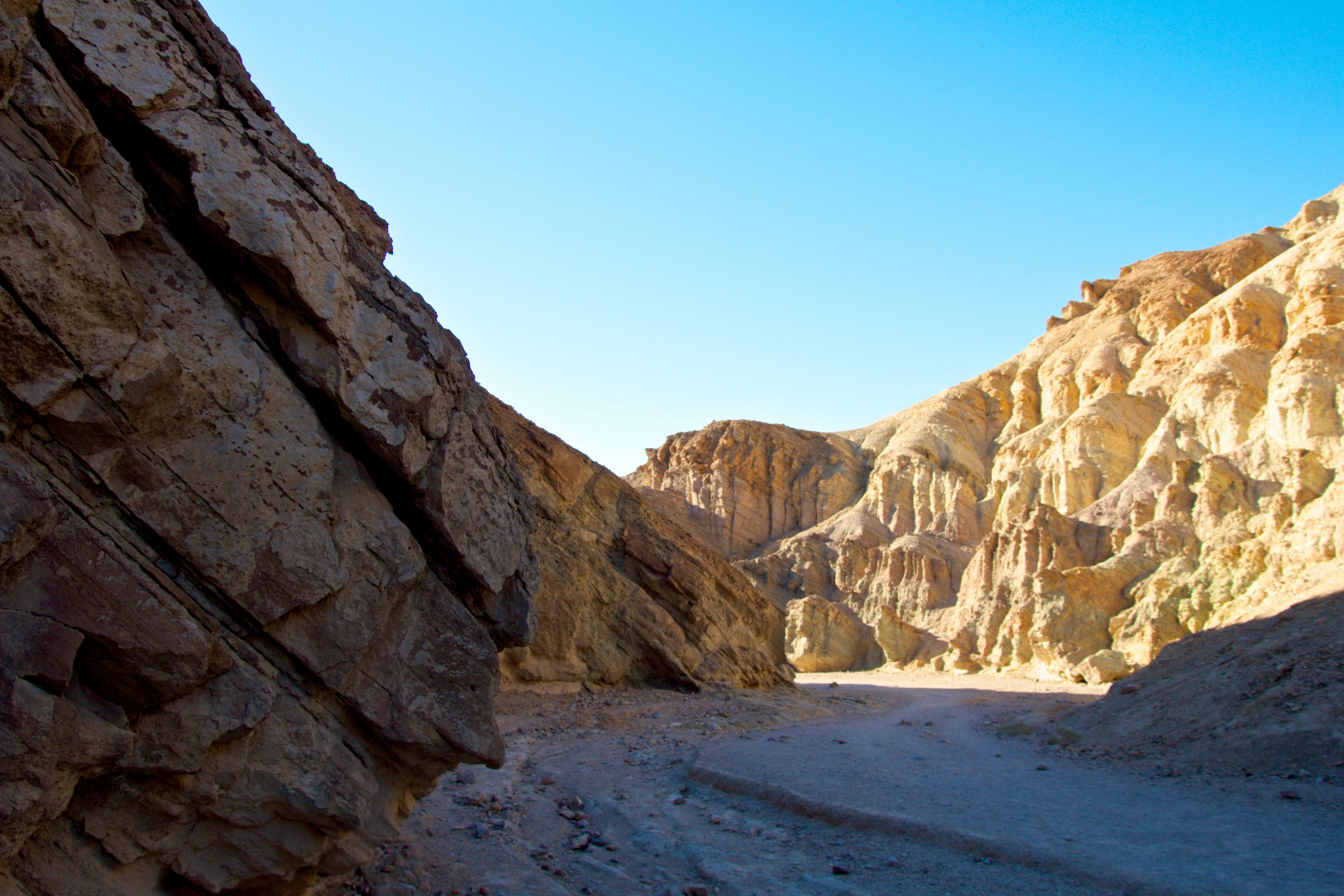 Paesaggio di canyon con formazioni rocciose e cielo blu chiaro