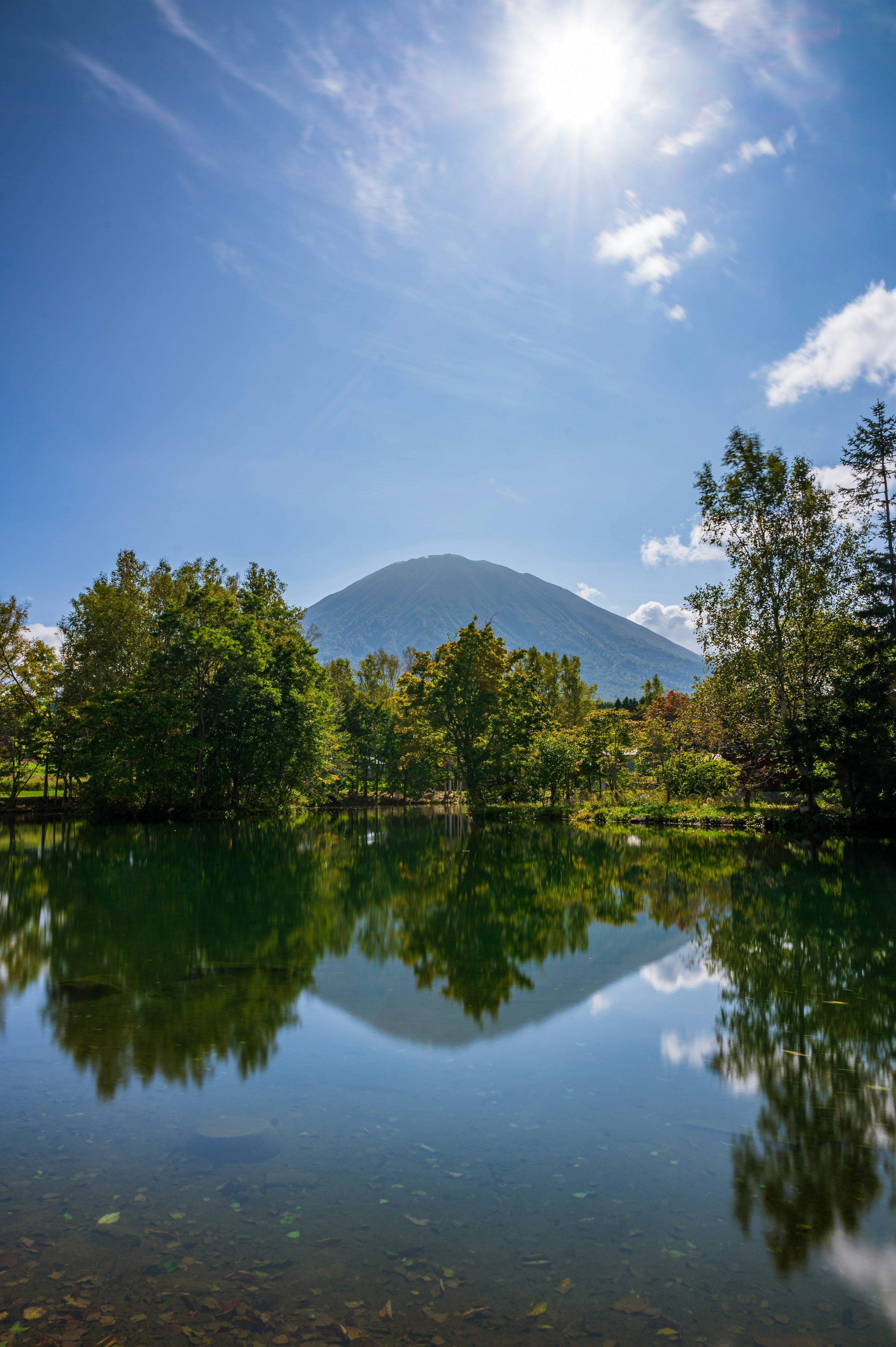 美しい山と青い空が映る静かな湖の風景