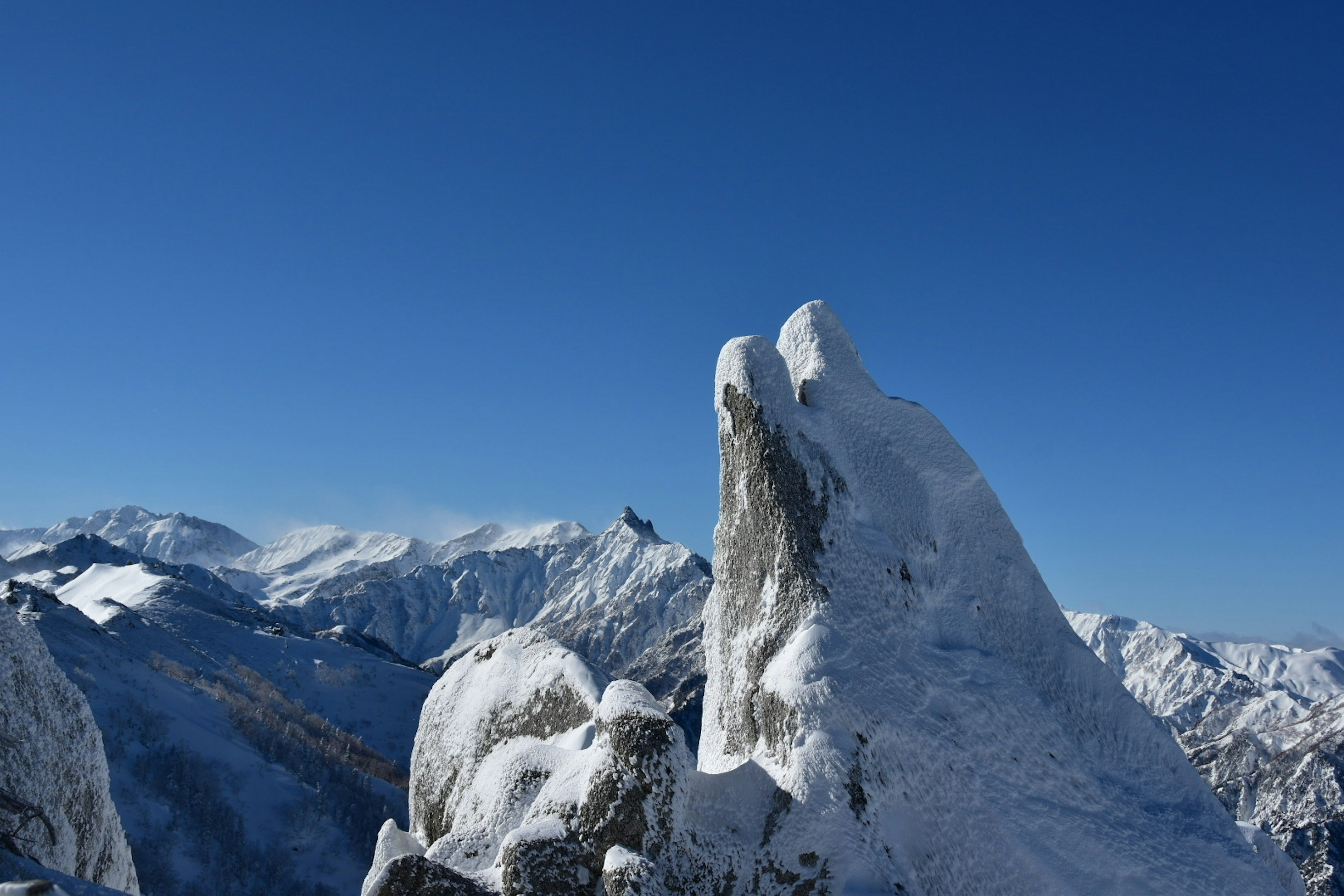 雪に覆われた山と青い空の風景