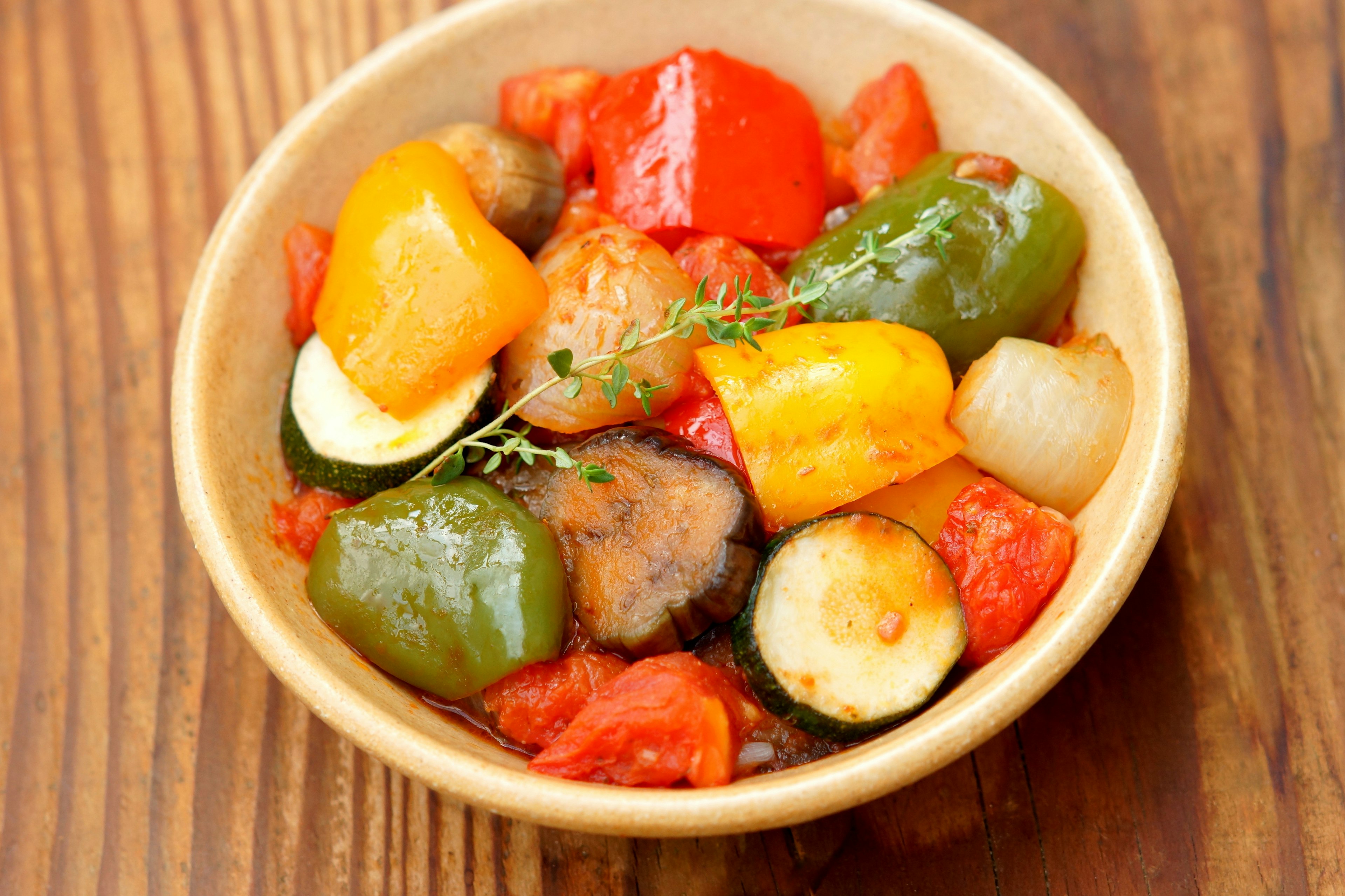 Ensalada de verduras coloridas en un tazón