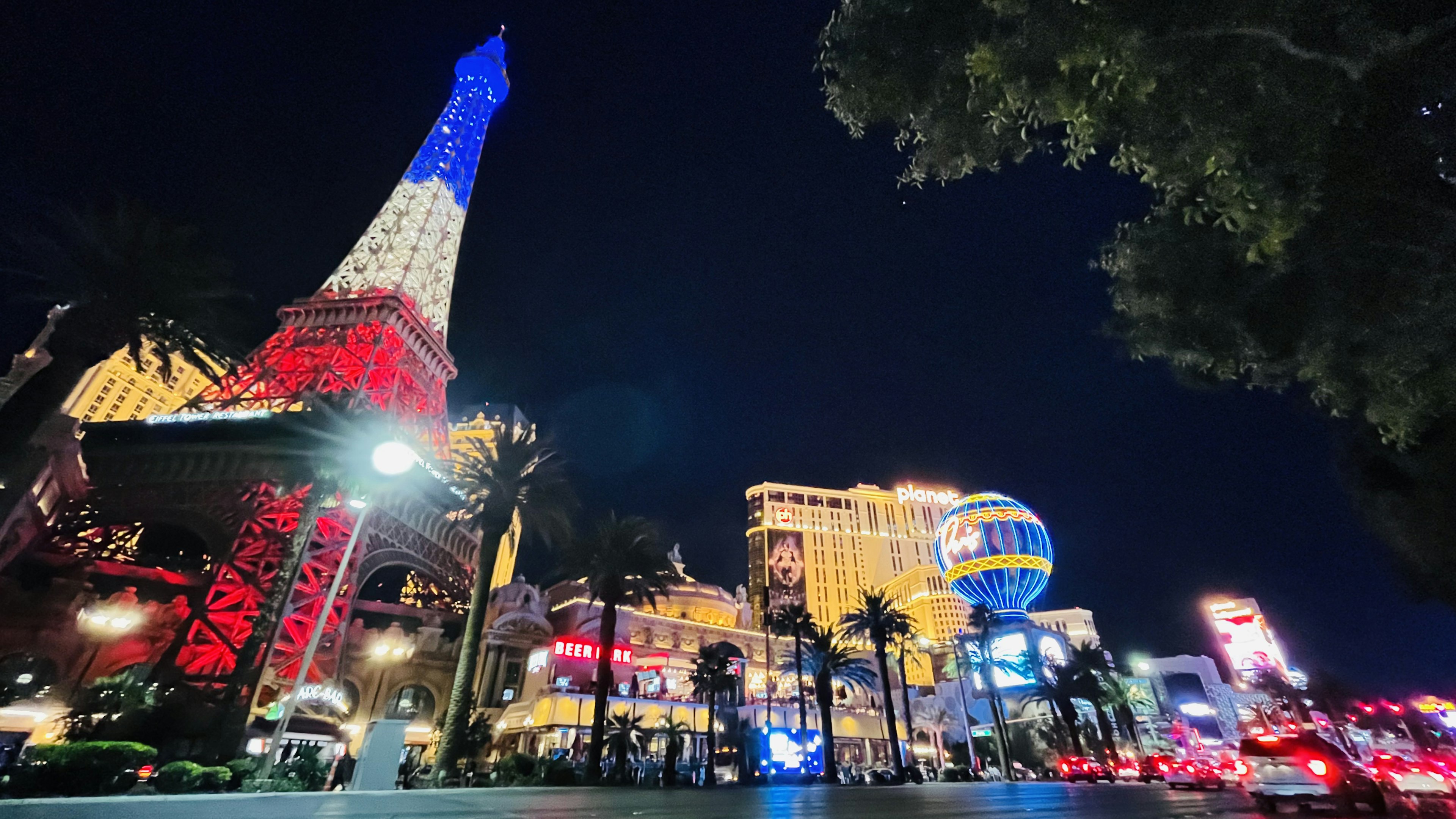 Vista nocturna de la Torre Eiffel de Las Vegas iluminada en rojo blanco y azul