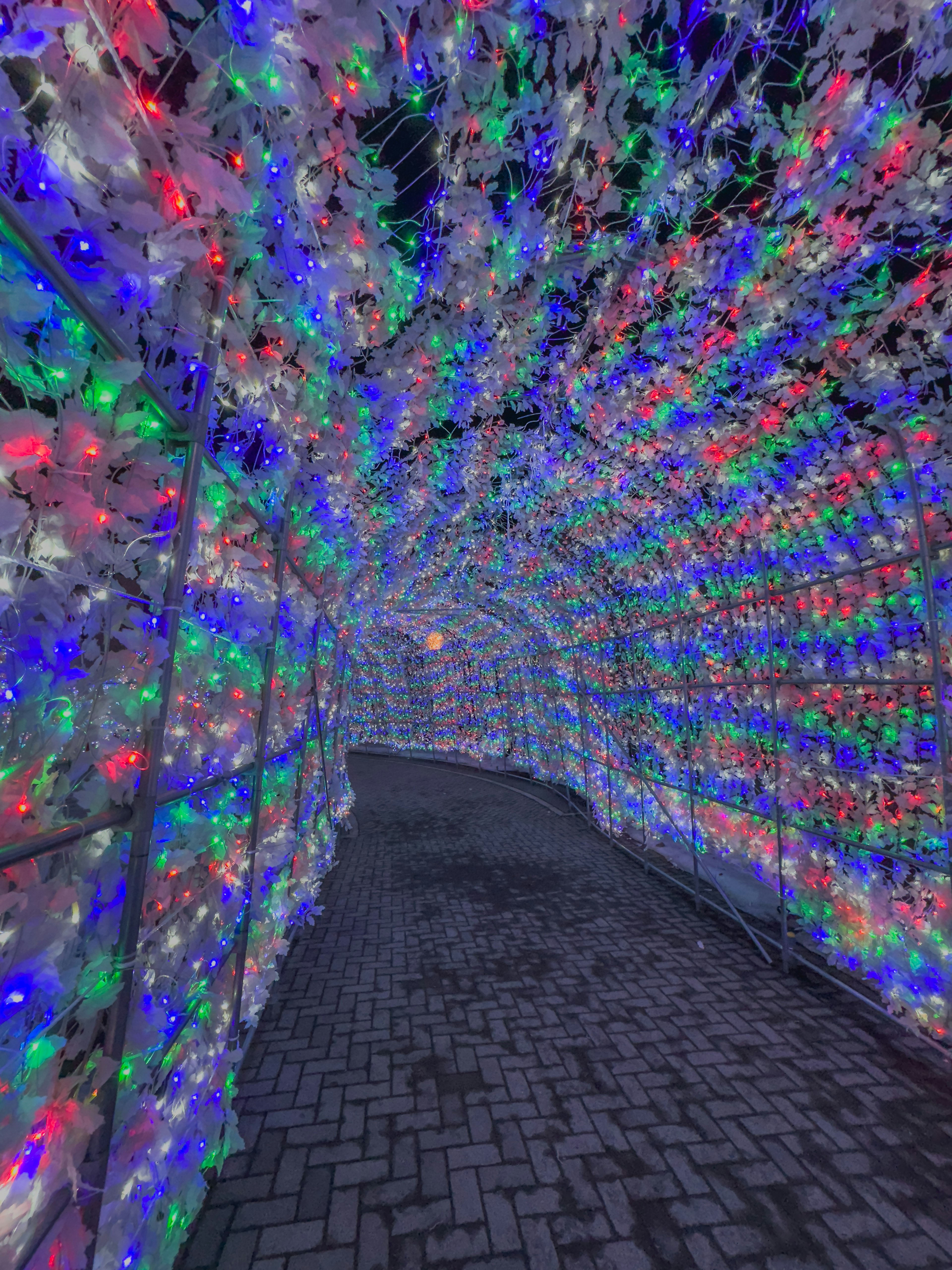 Innenansicht eines Tunnels, dekoriert mit bunten LED-Lichtern