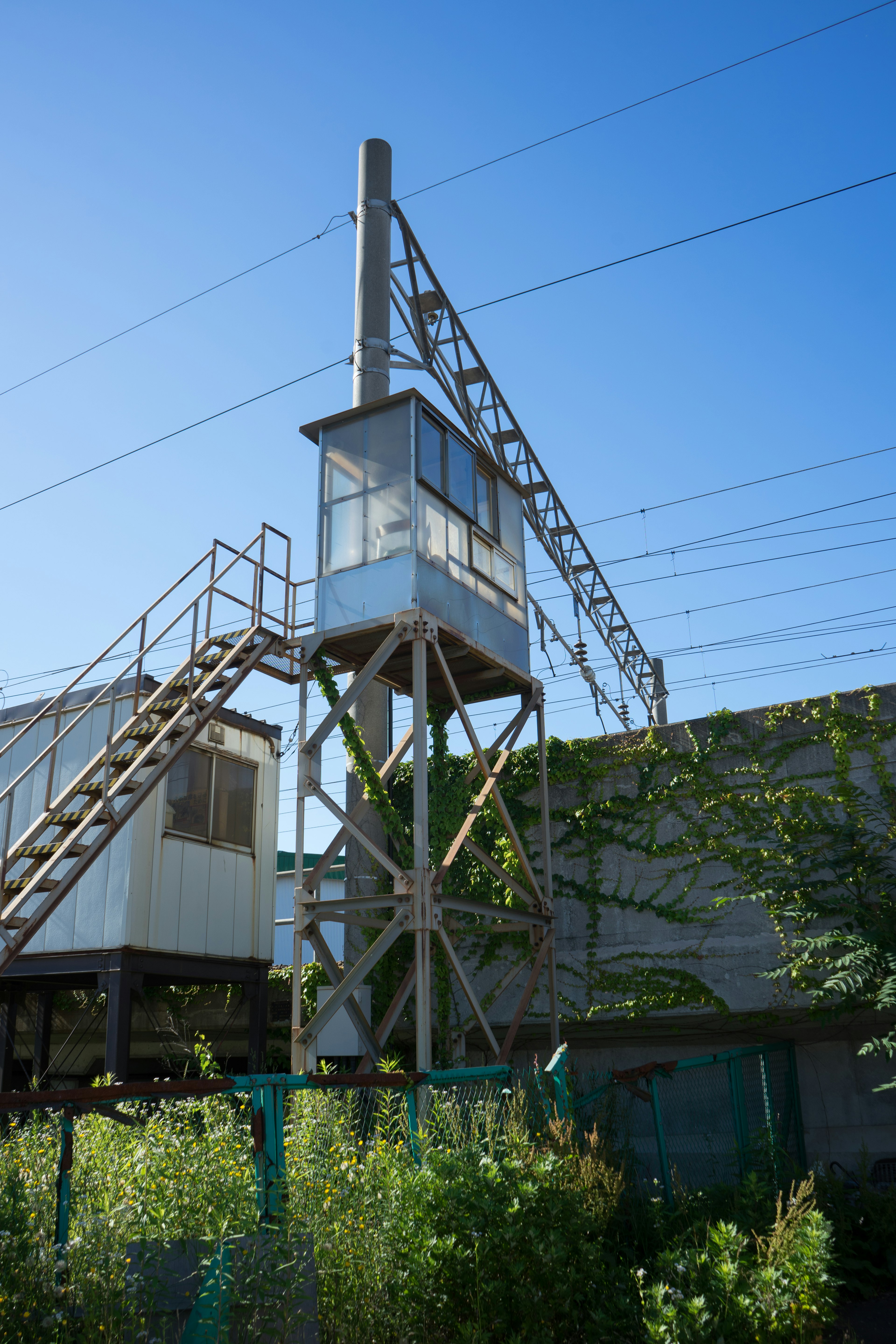 Torre de señalización ferroviaria con escaleras