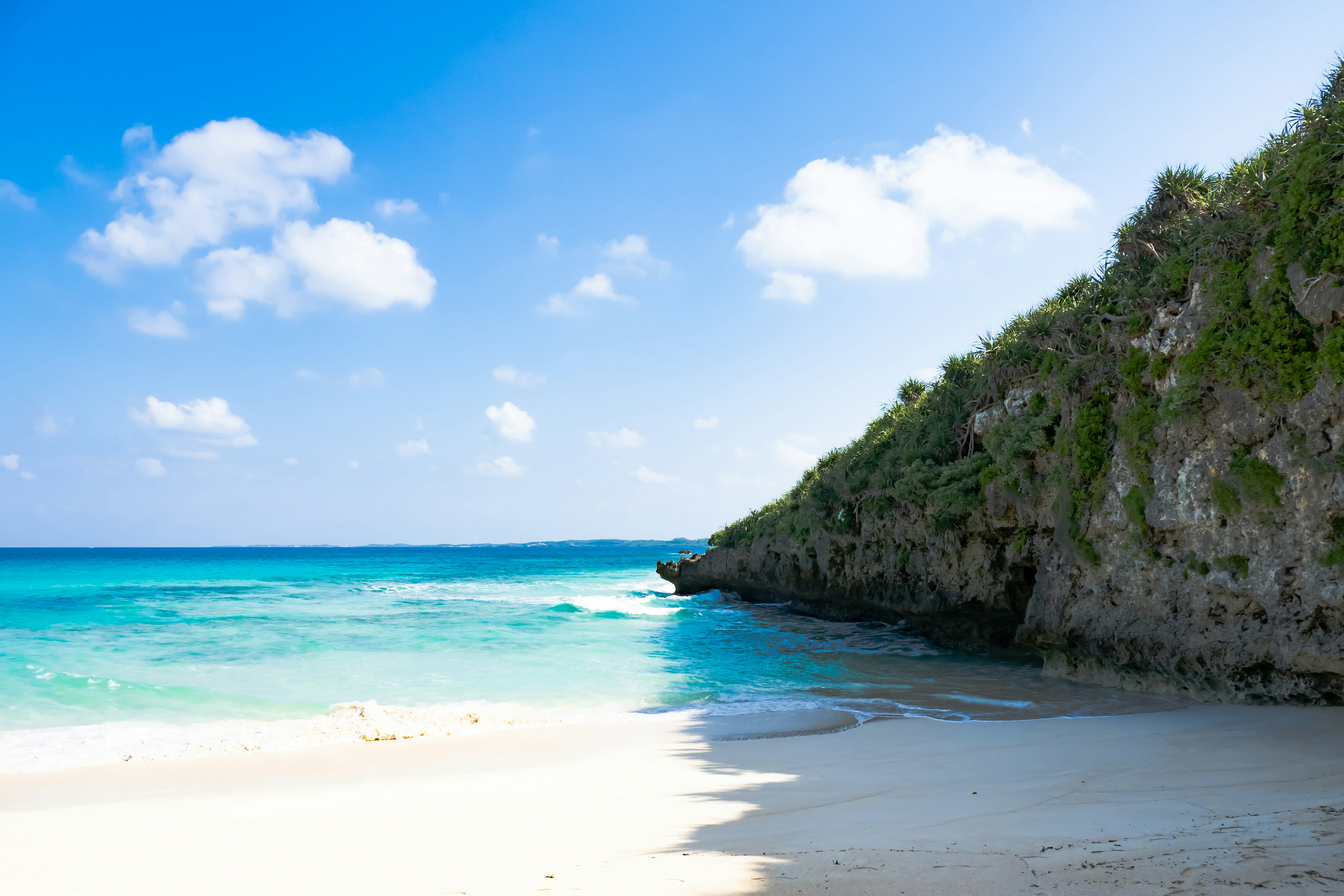 Pemandangan pantai yang indah dengan laut biru dan pasir putih