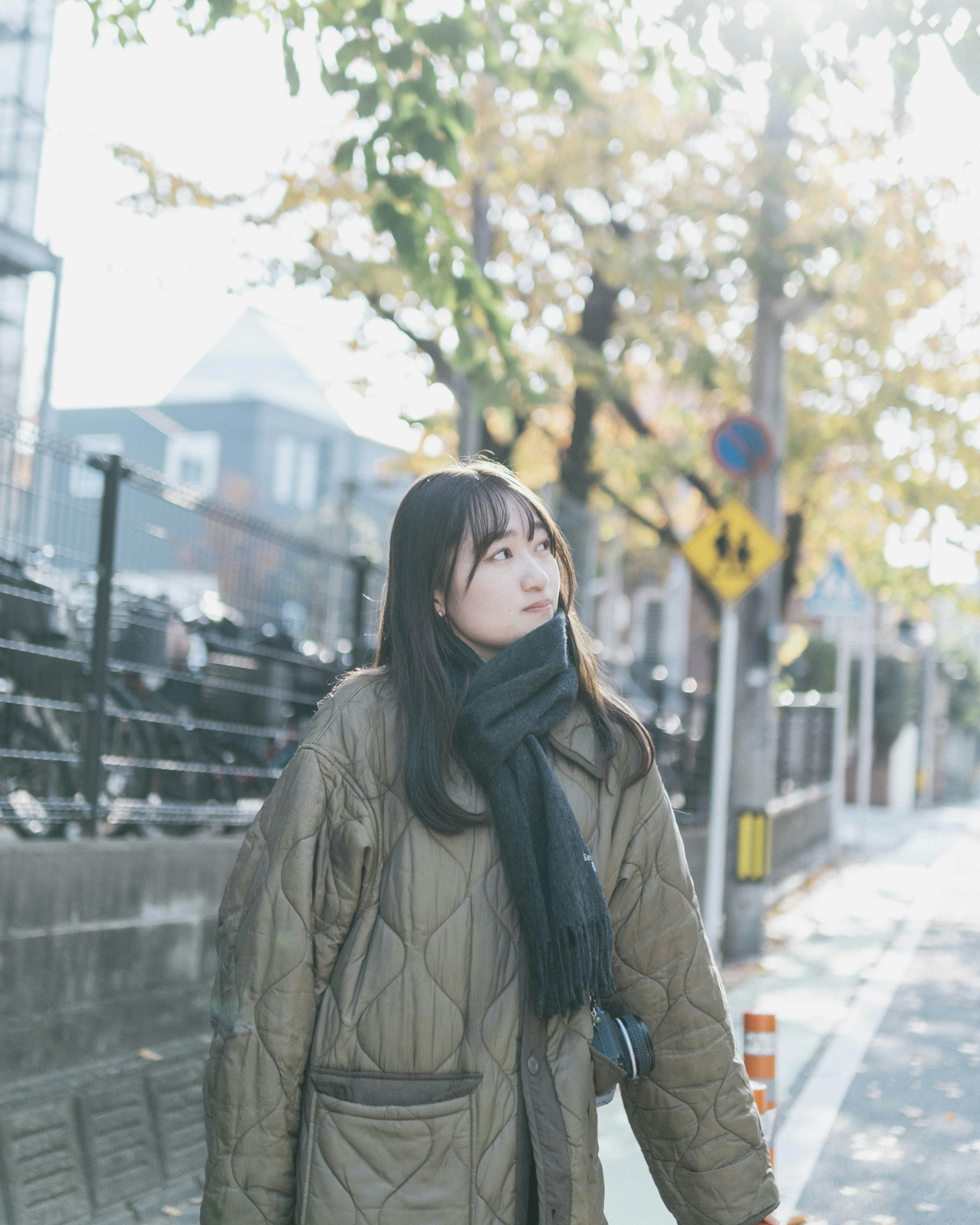 Mujer caminando en una calle de la ciudad durante el otoño