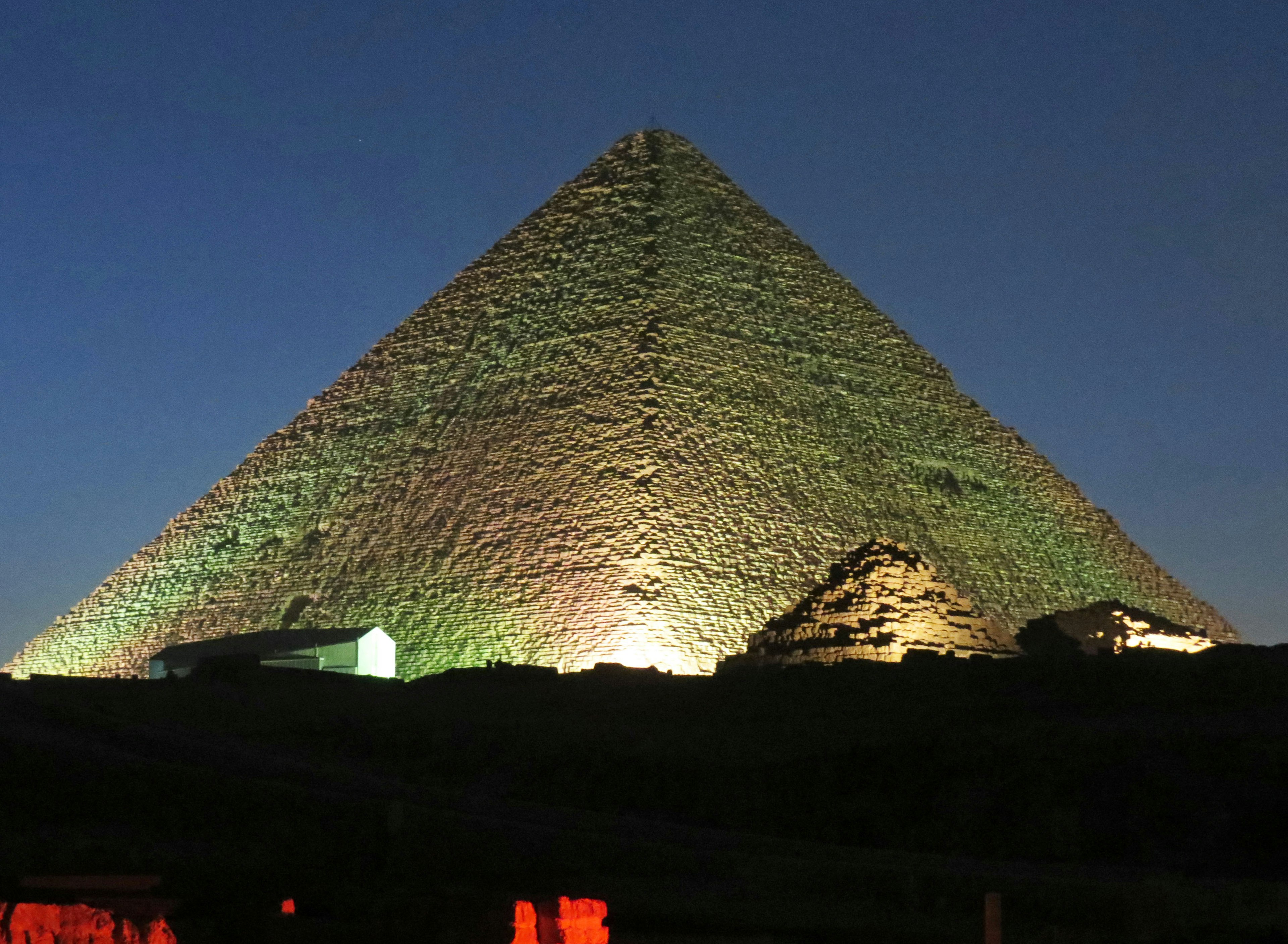 Vista majestuosa de la pirámide de noche con iluminación