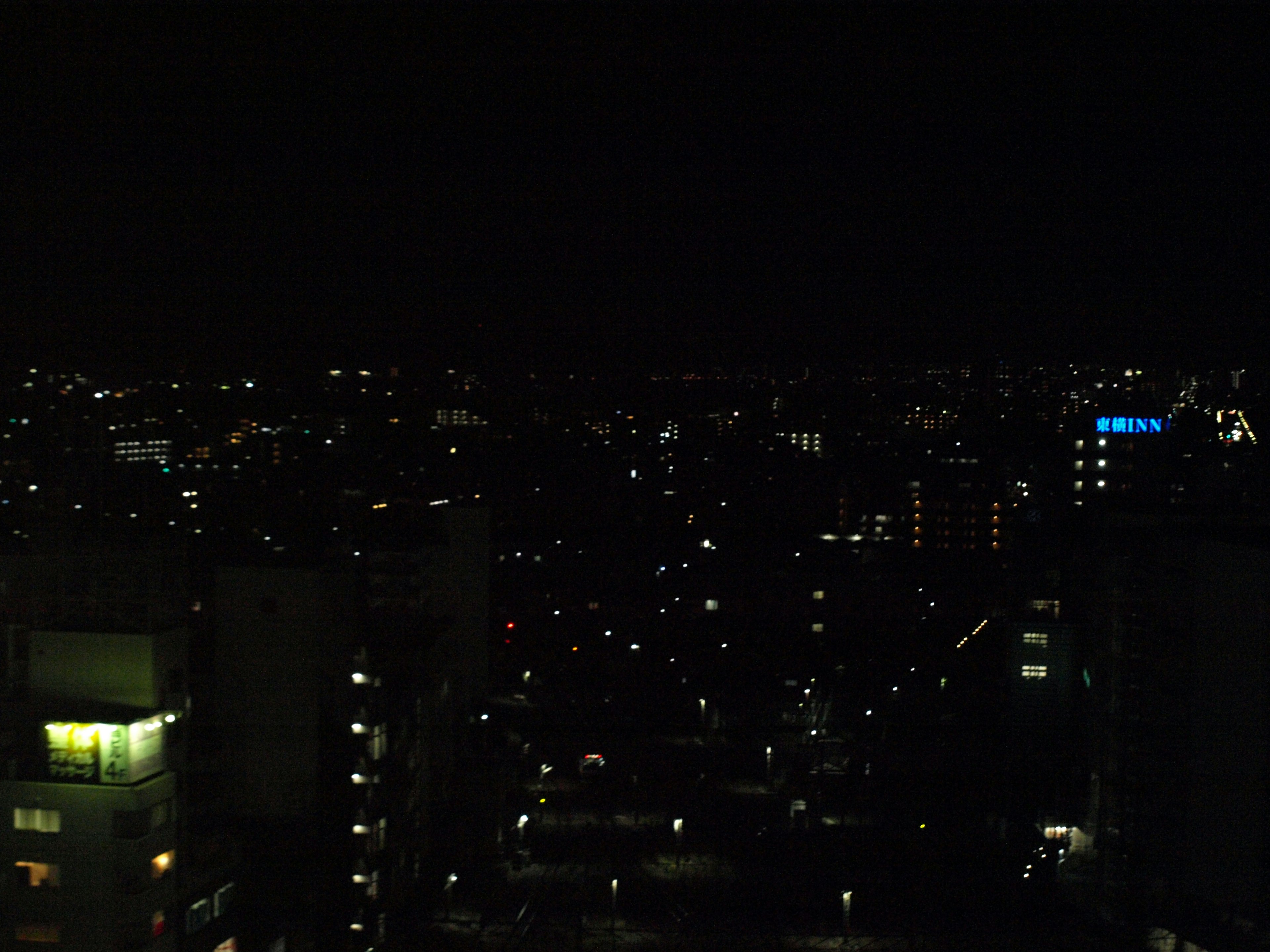 Paisaje urbano nocturno con edificios iluminados y luces