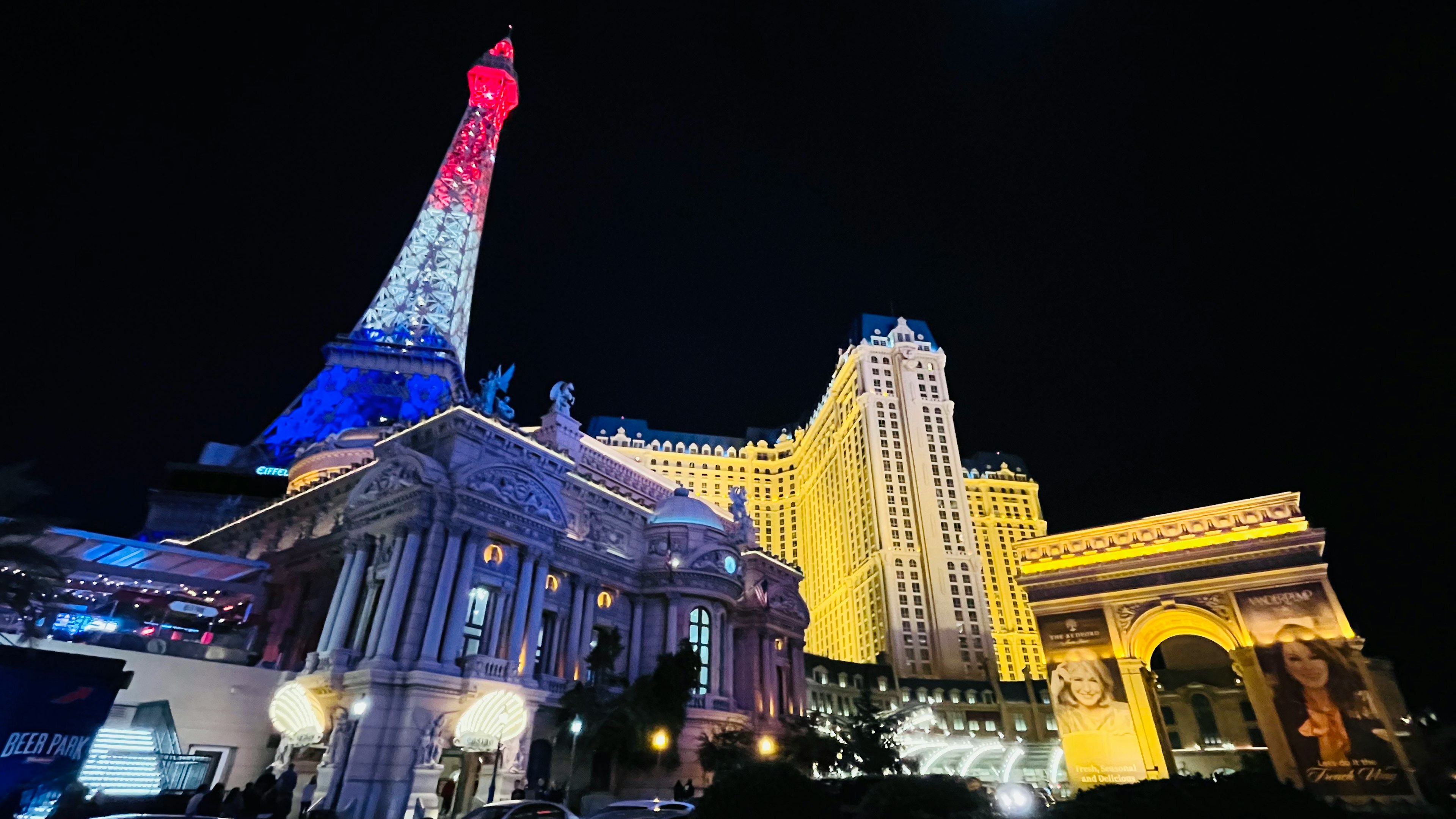 夜のラスベガスのエッフェル塔とカジノの景観