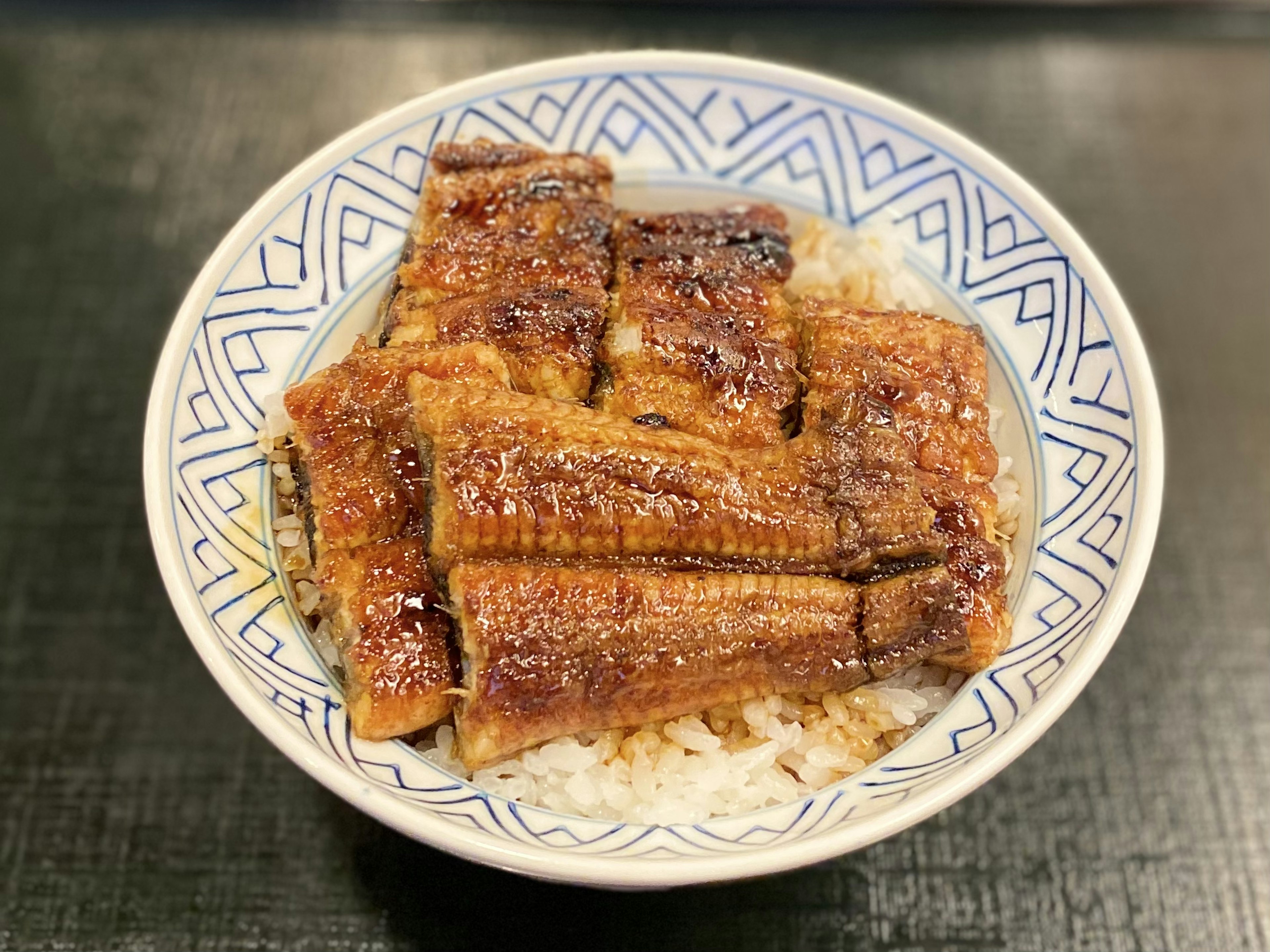 Leckeres Unagi Donburi mit glänzenden Aalstücken über Reis serviert