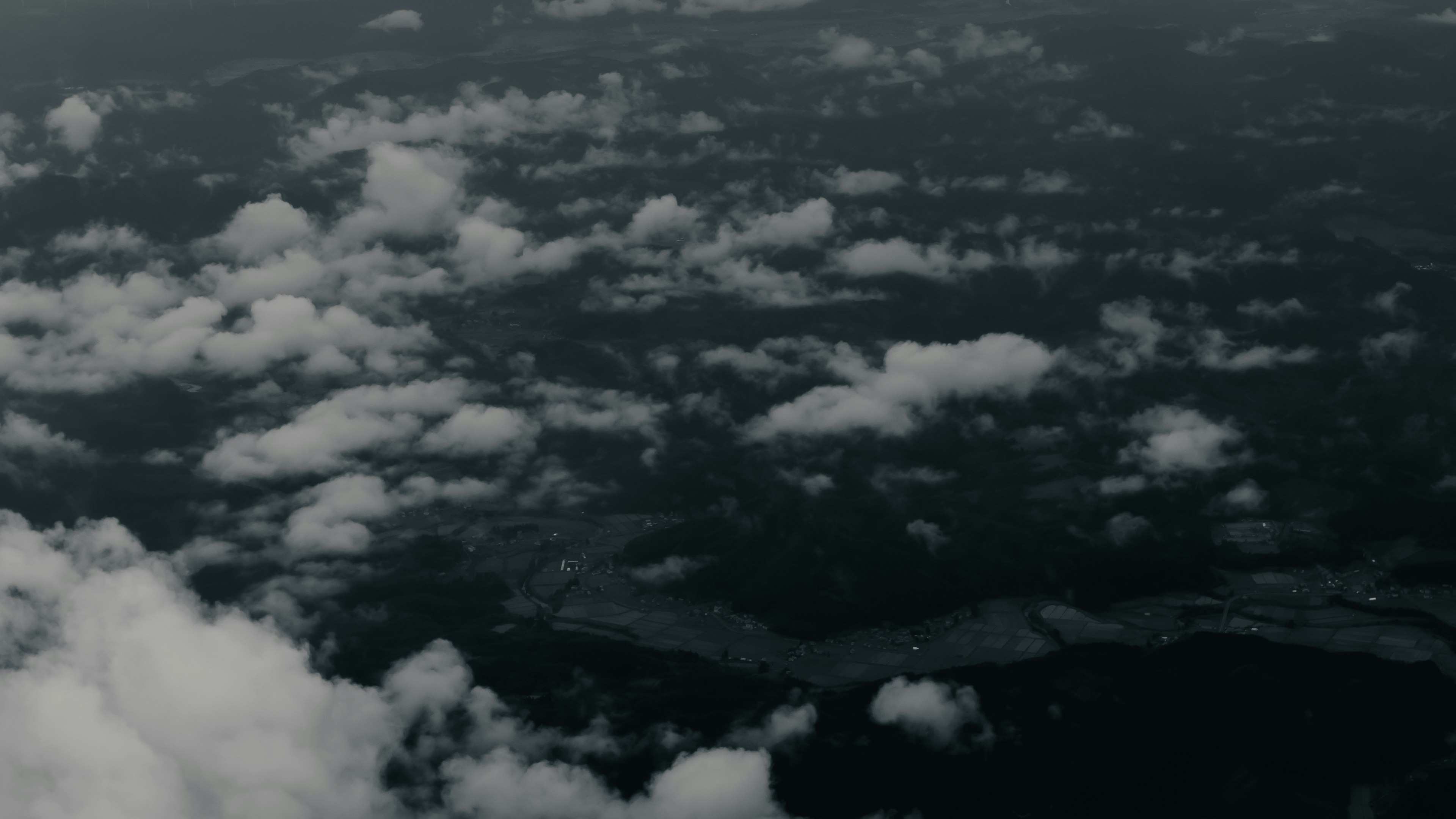 Vista aerea di un paesaggio coperto di nuvole