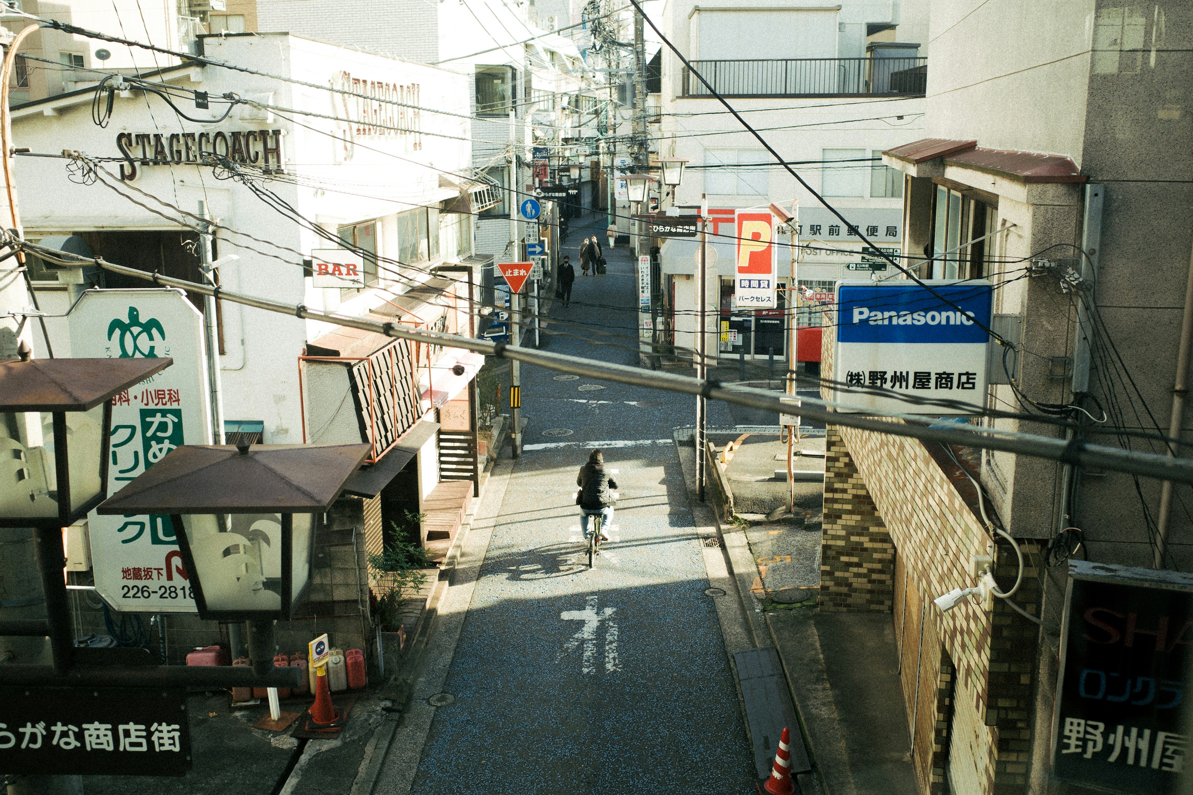 静かな街角に立つ人と建物の風景