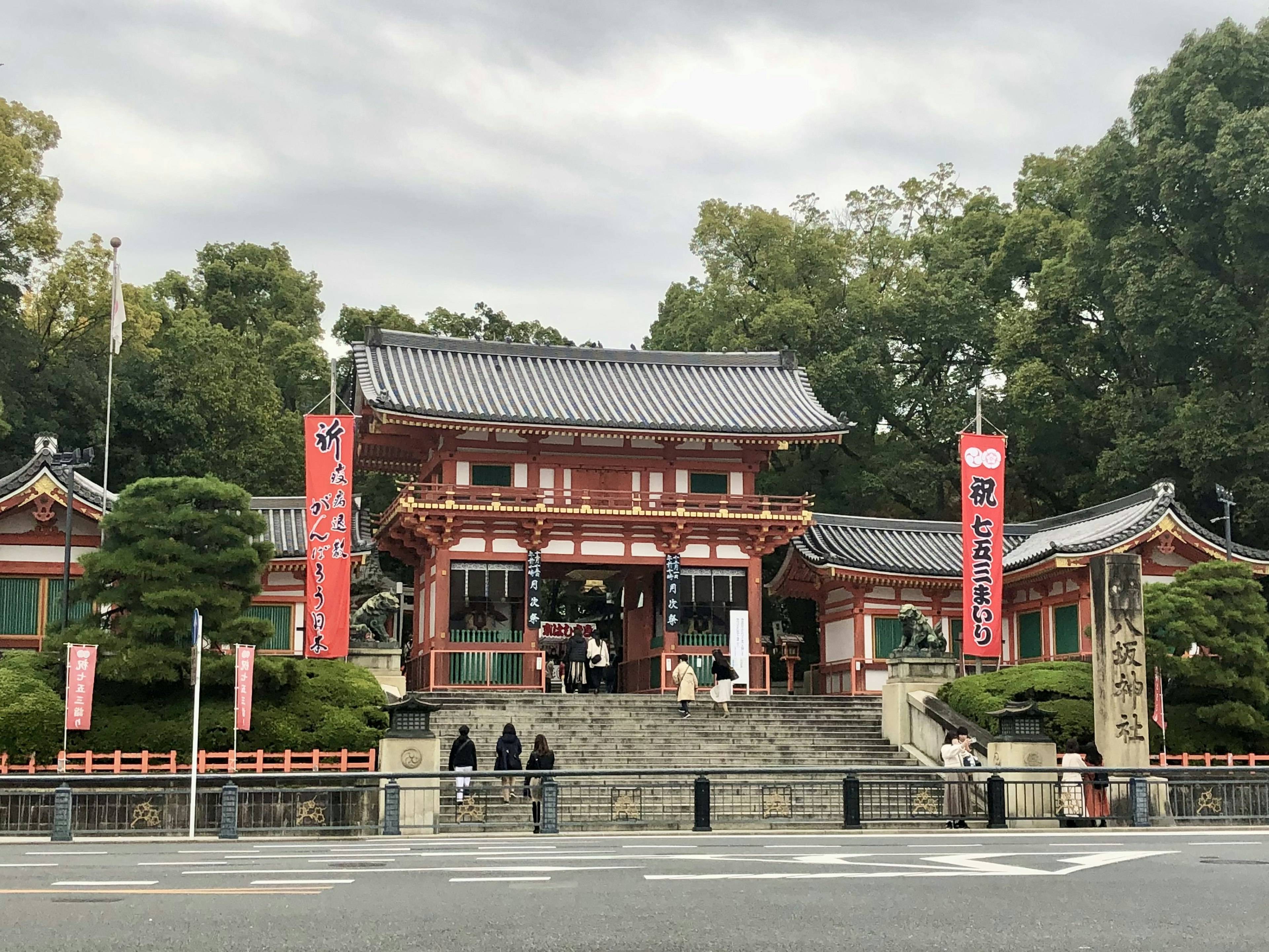 伝統的な日本の神社の入り口美しい赤い門と緑の木々