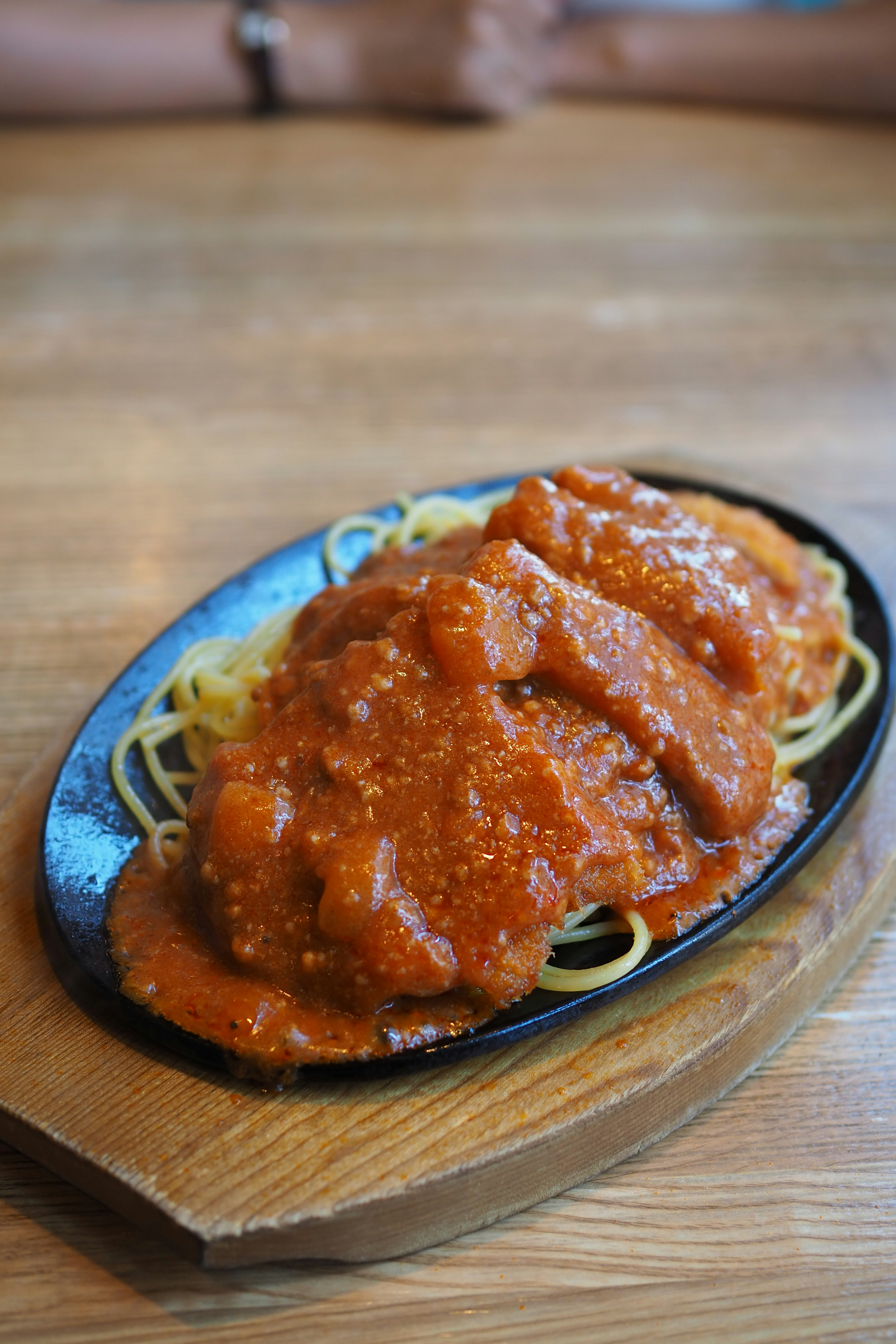 Spaghetti mendesis dengan saus tomat kaya