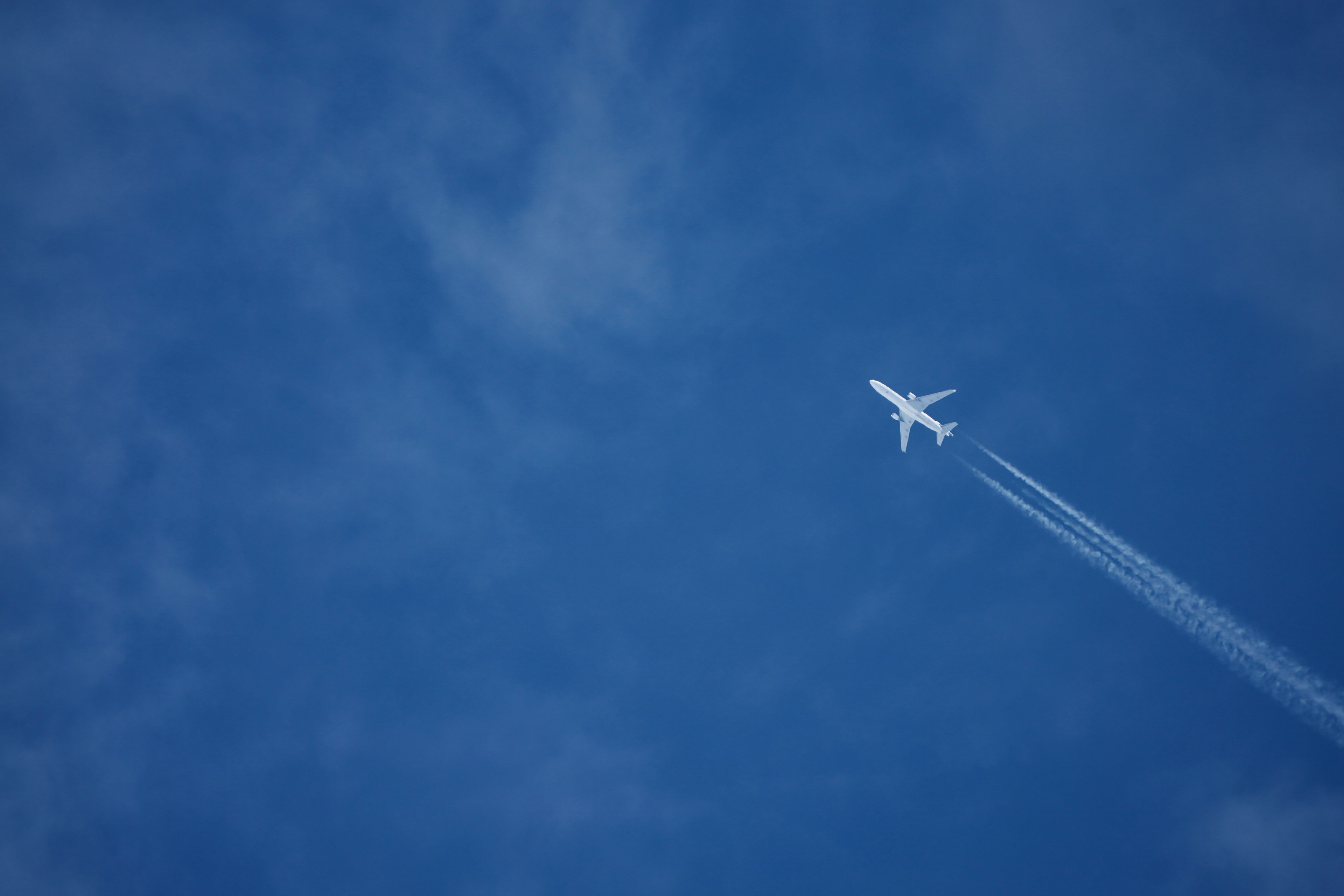 Un avión volando contra un cielo azul