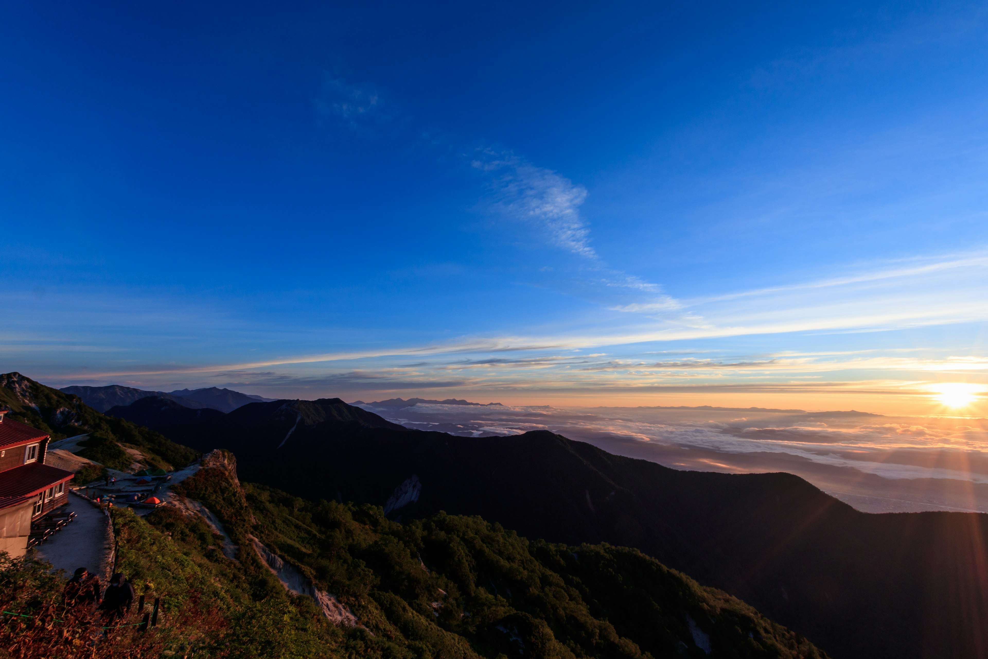 群山之间壮丽的蓝天和日落景观