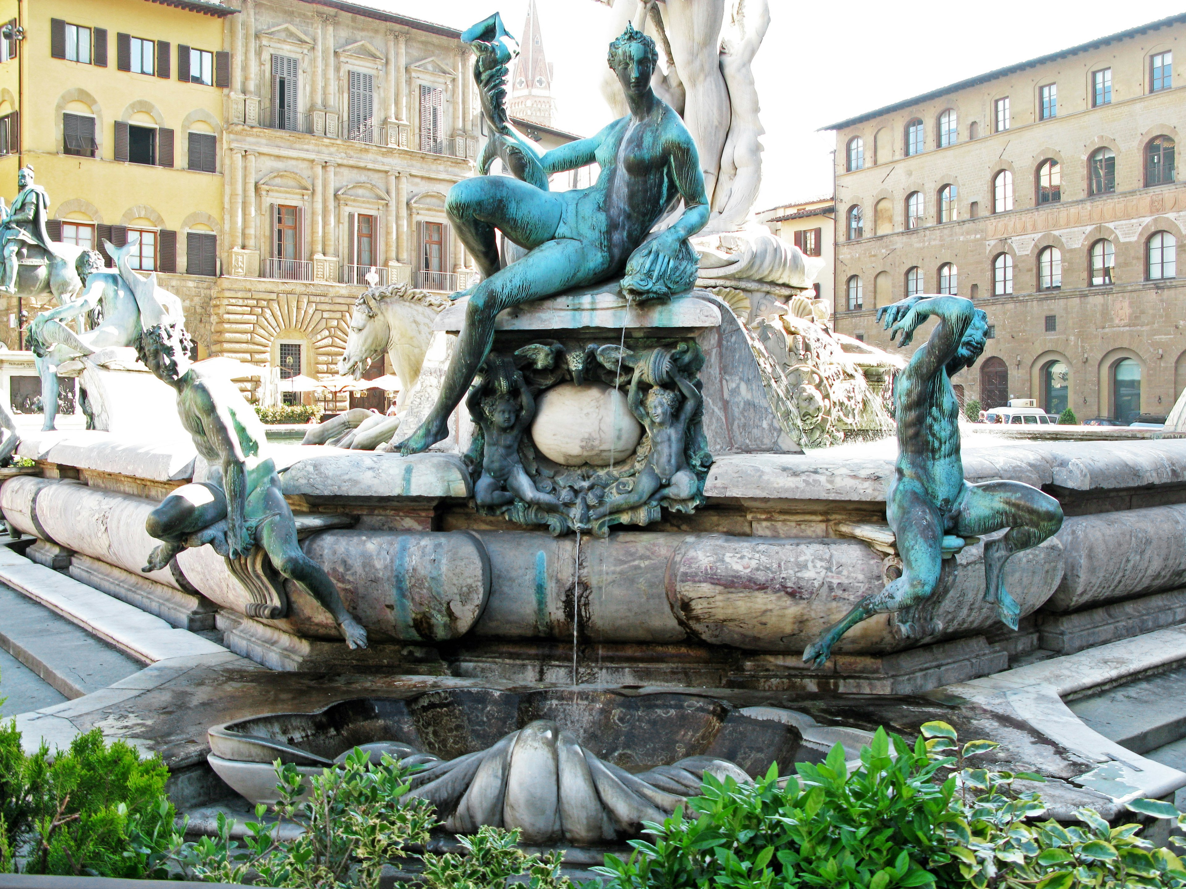 Schöne Brunnenskulptur in Florenz mit bronzenen Figuren