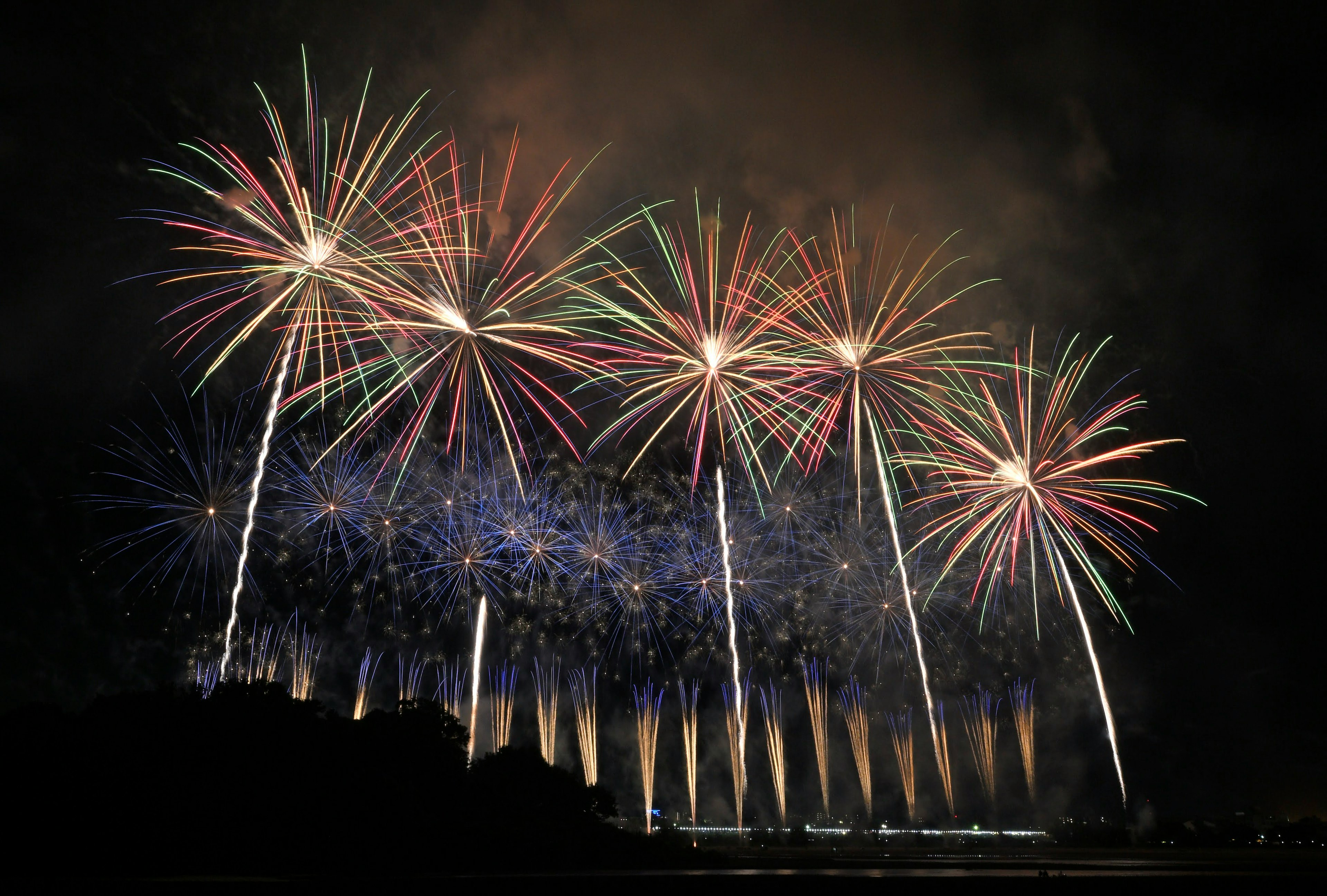 Fuegos artificiales coloridos estallando en el cielo nocturno durante una celebración