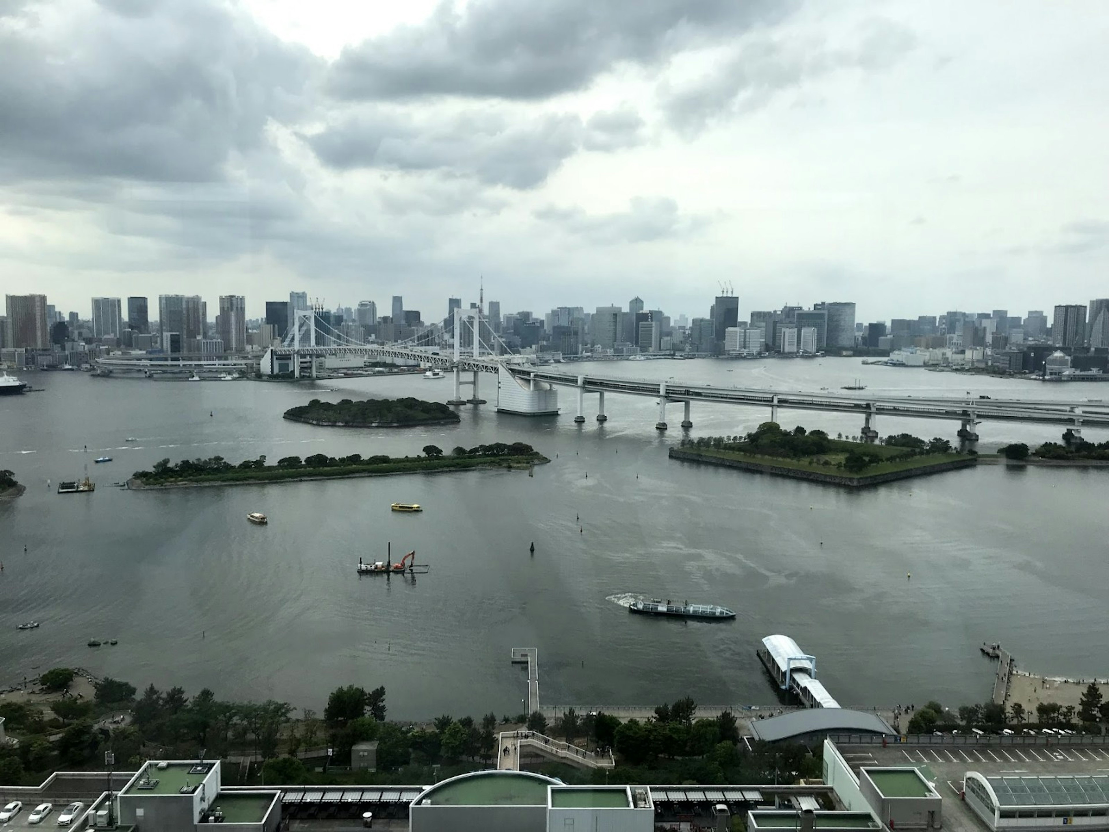 東京湾の景色に広がる橋と島々の風景