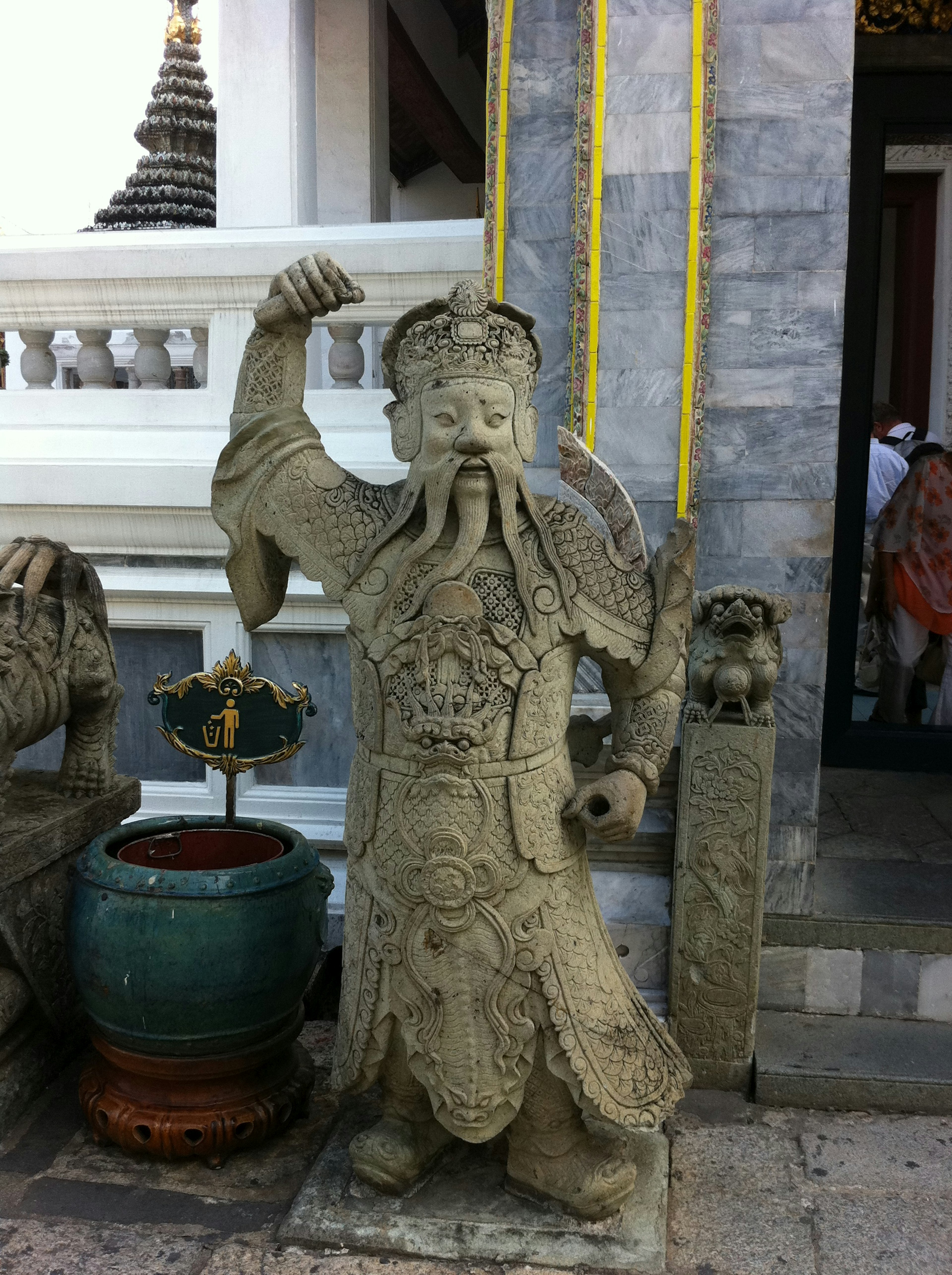 Statua di guerriero in pietra all'ingresso del tempio con il pugno alzato