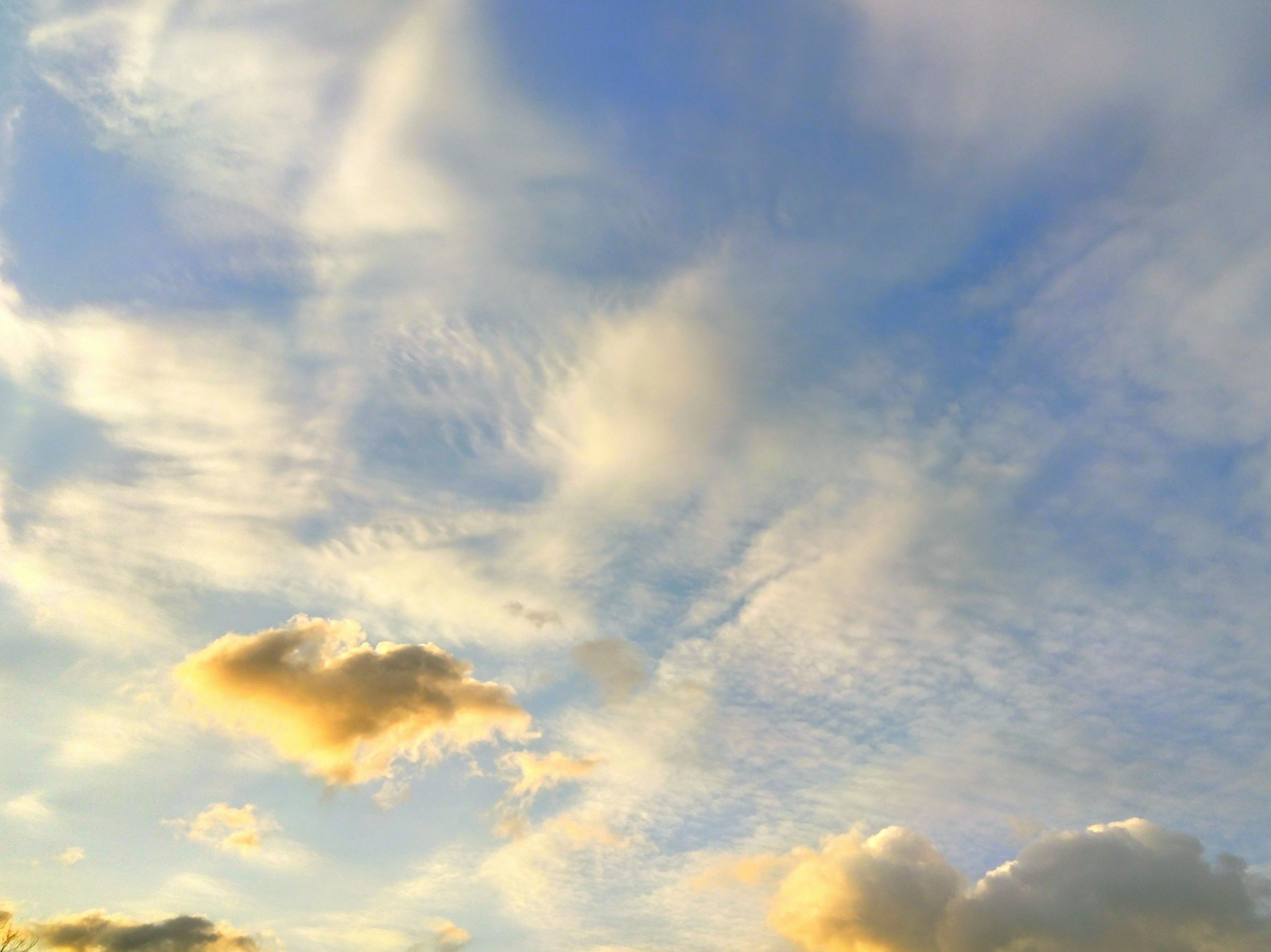 Hermosos patrones de nubes en un cielo azul