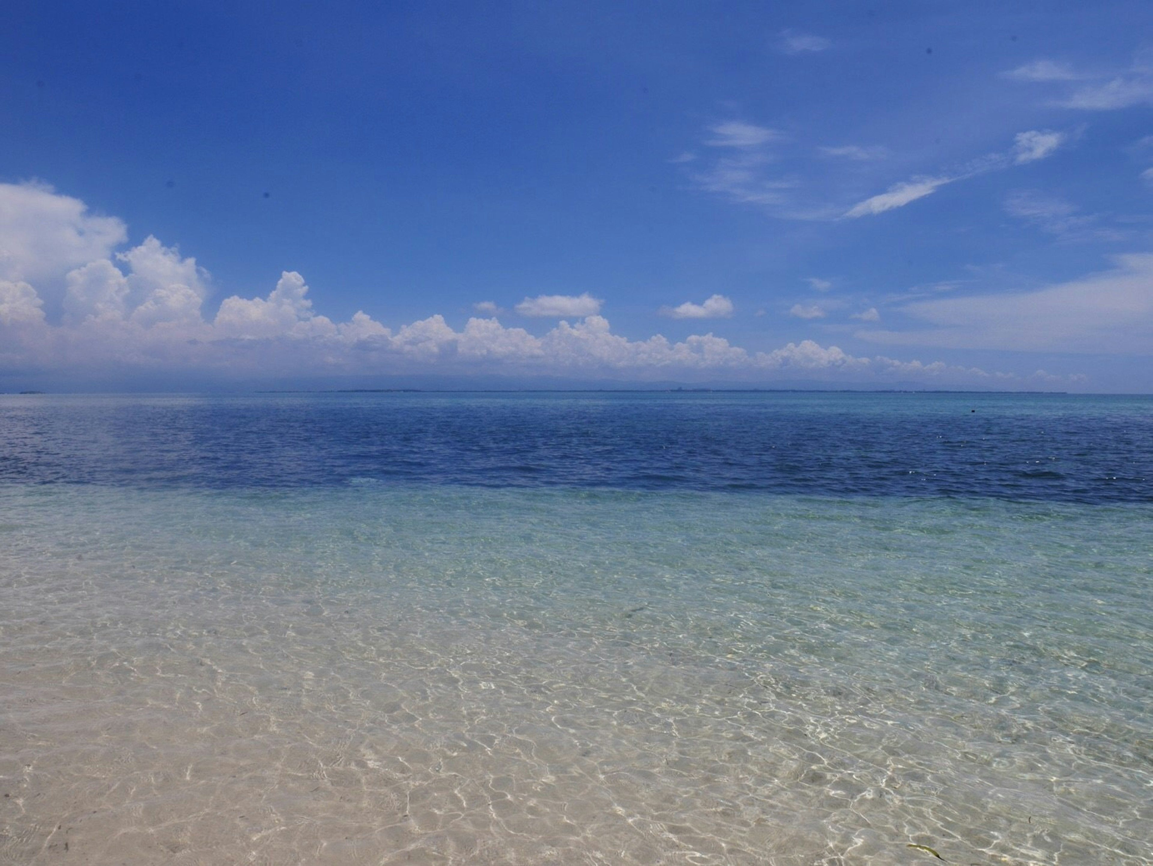 Pemandangan indah langit biru dan lautan jernih