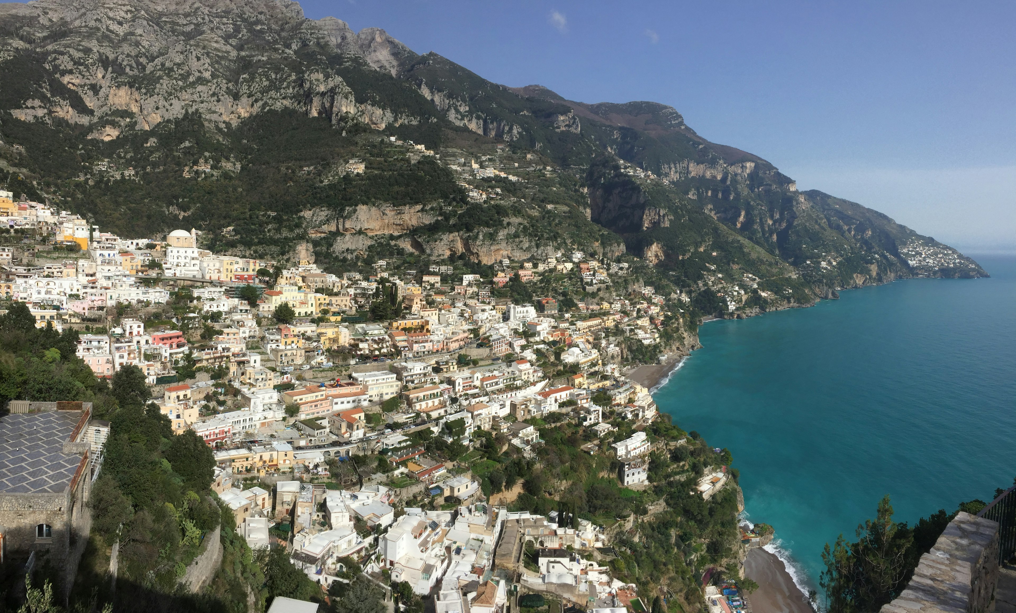 Vista spettacolare della costiera amalfitana con case bianche lungo le montagne