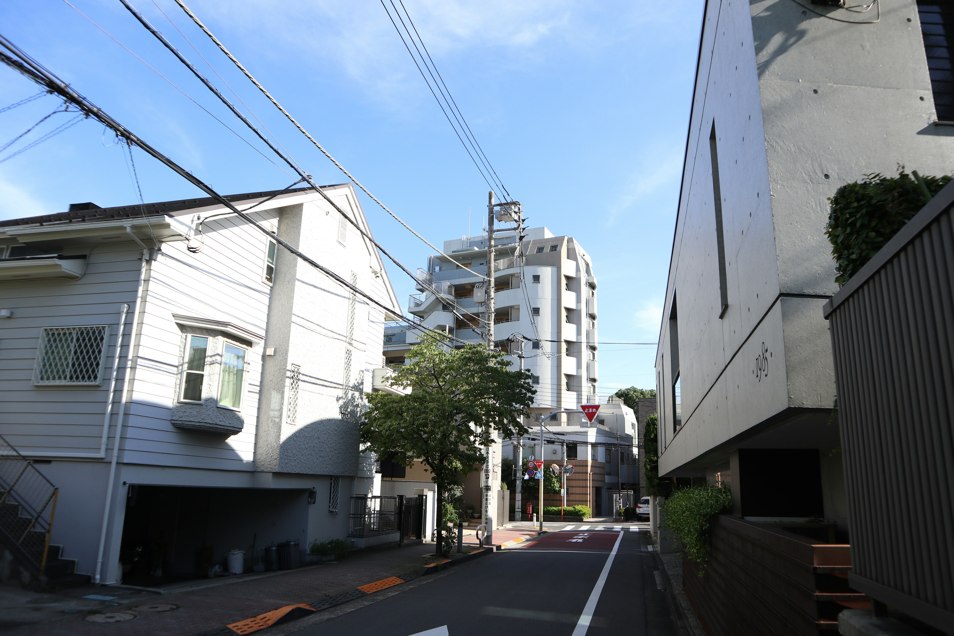 Escena de calle tranquila con edificios residenciales