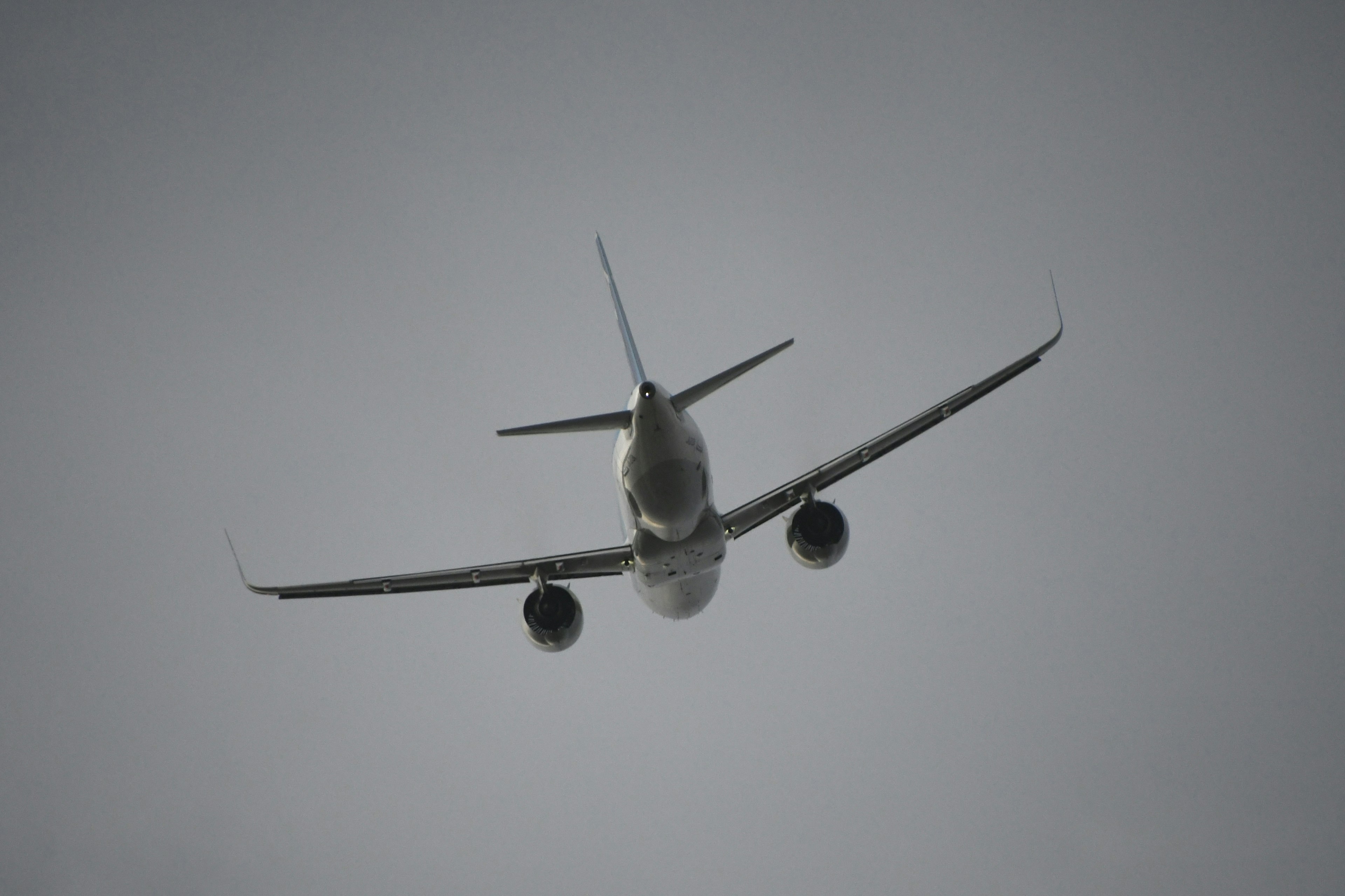 飛行機が空を飛んでいる様子 後ろからのアングル