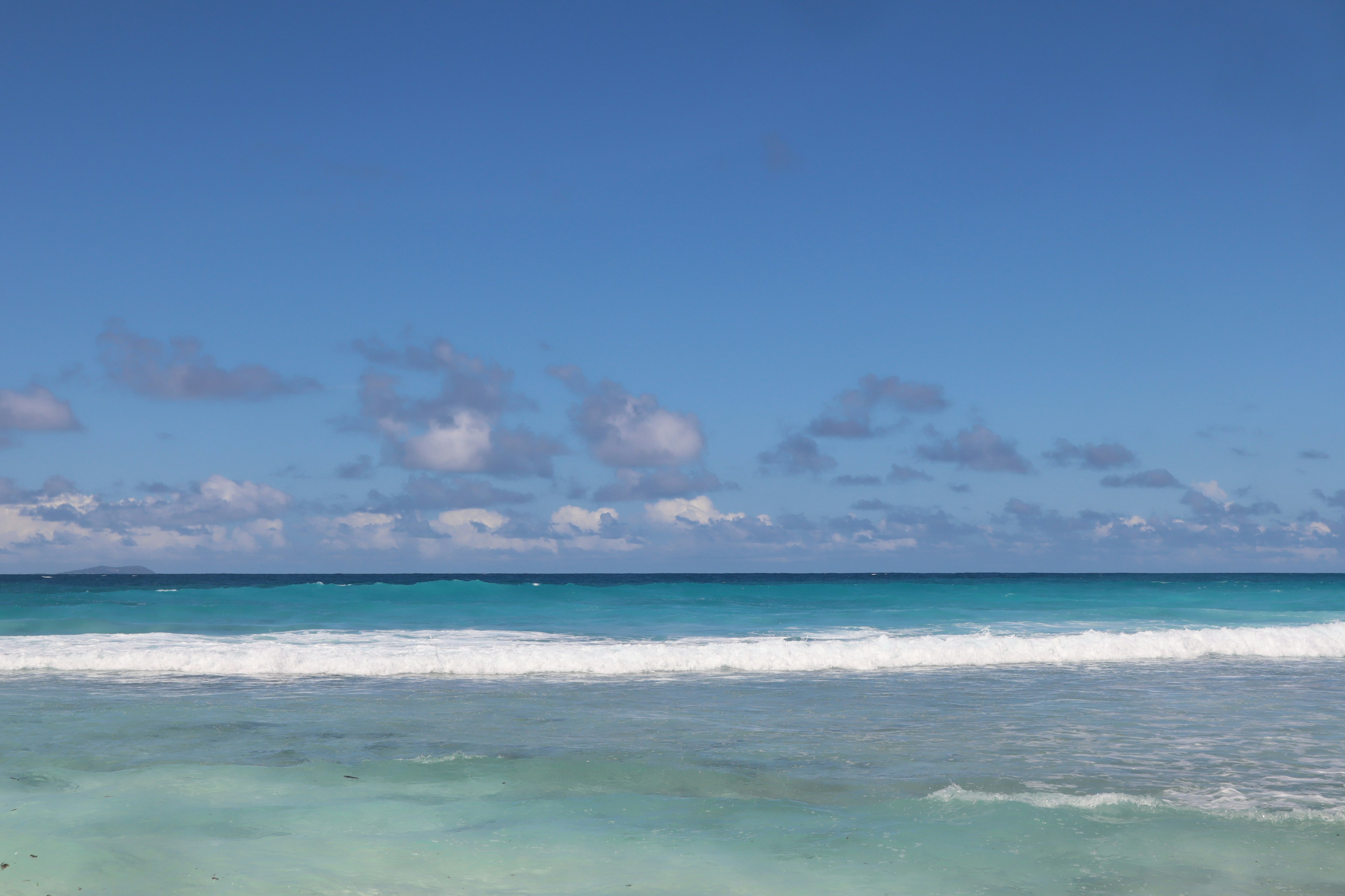 Una hermosa escena de playa con océano y cielo azules