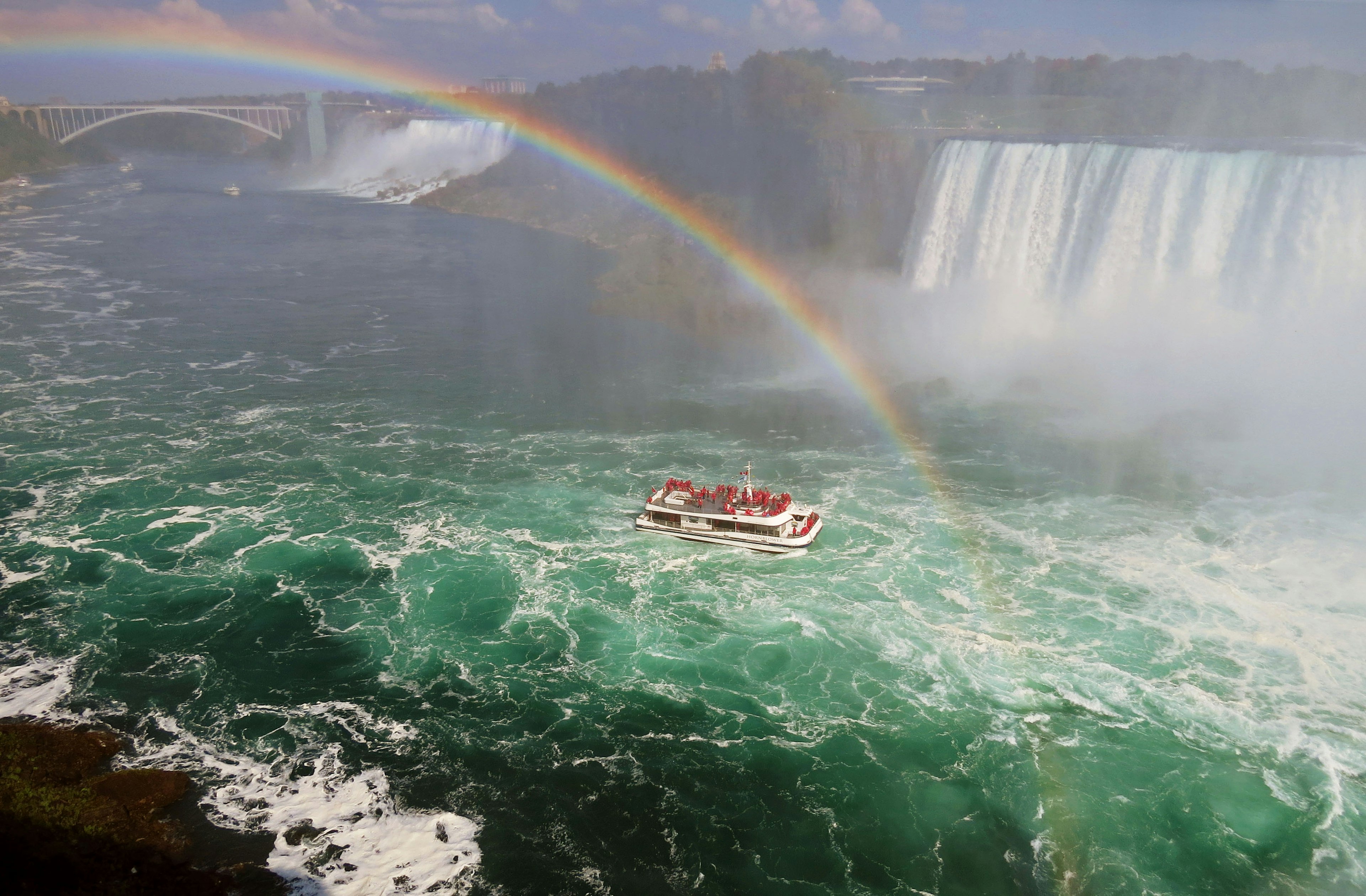 Une vue pittoresque des chutes du Niagara avec un arc-en-ciel et un bateau