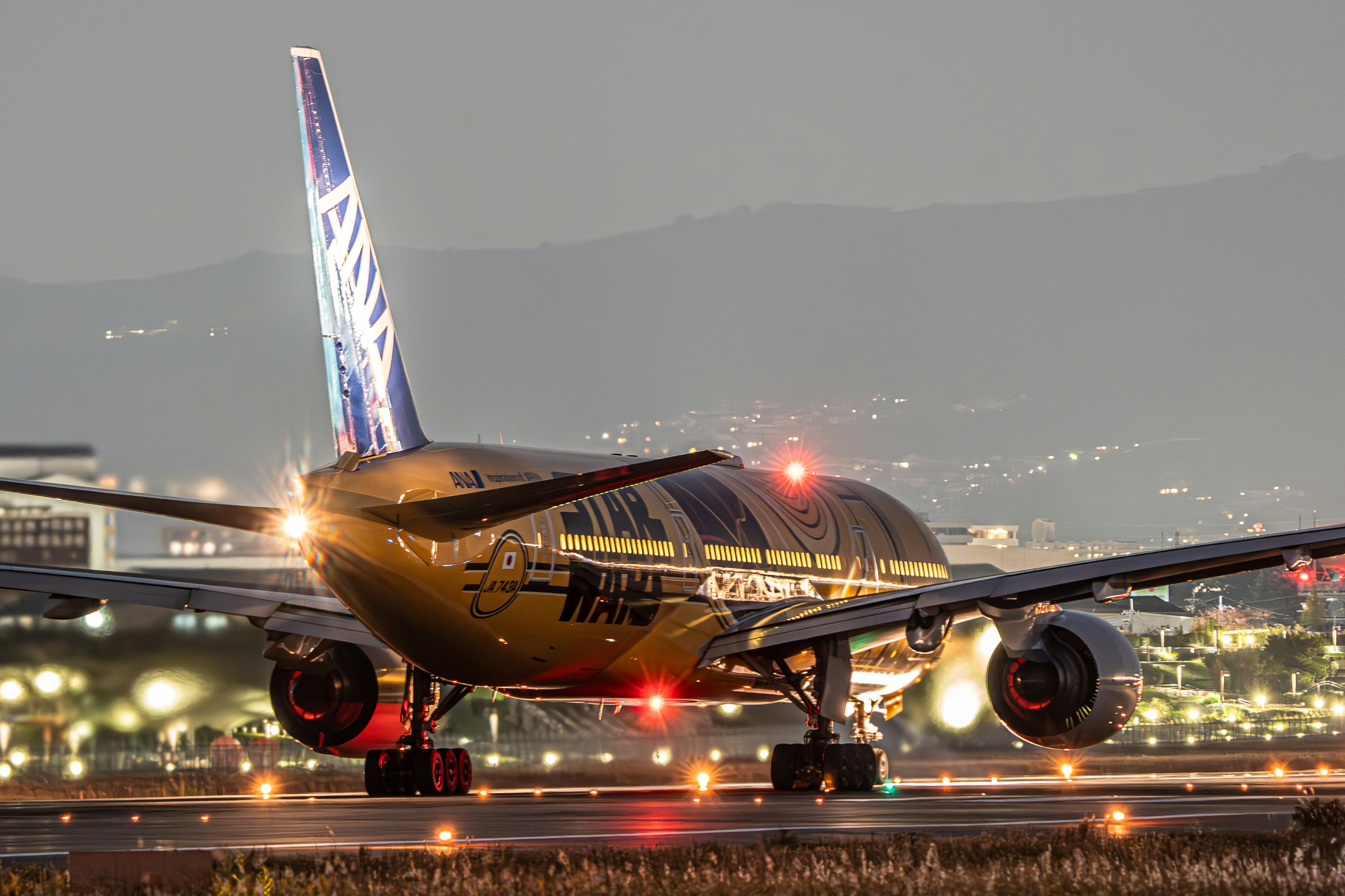 ANA Boeing 787 auf der Startbahn bei Nacht