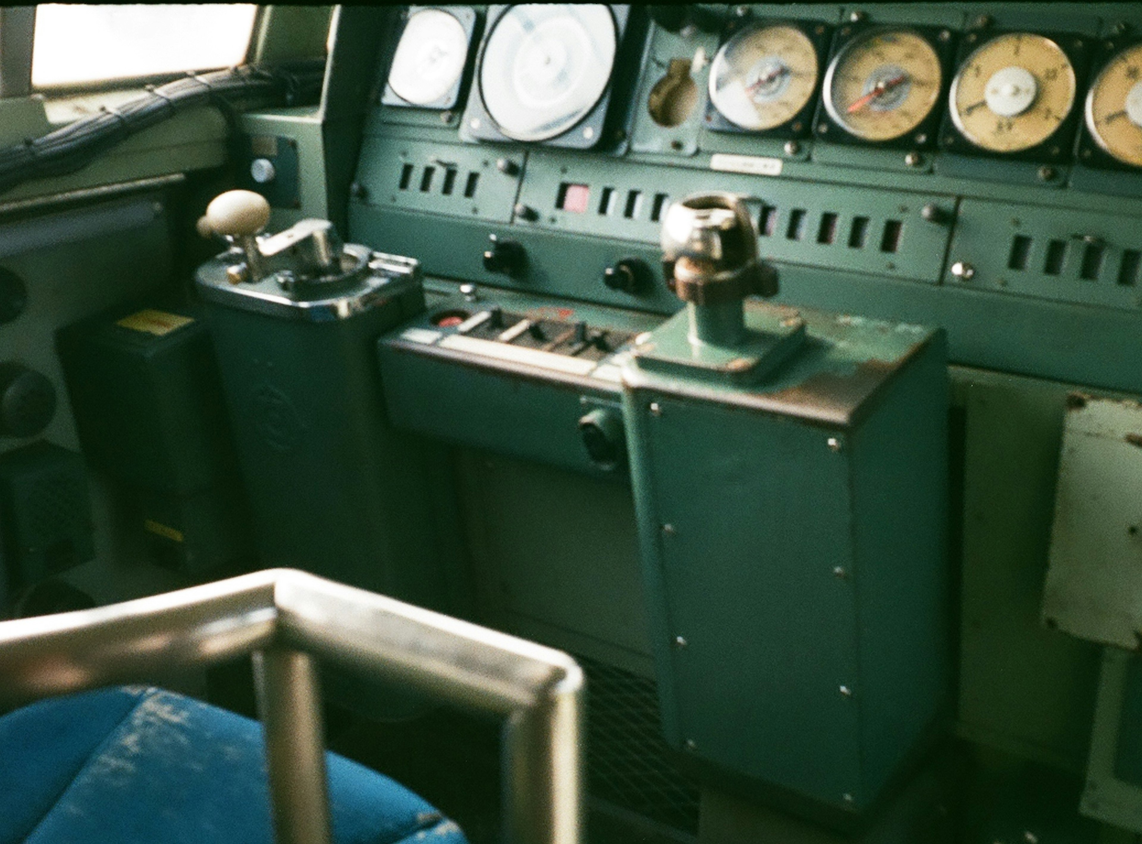 Panneau de contrôle avec des jauges et des leviers dans une cabine de train