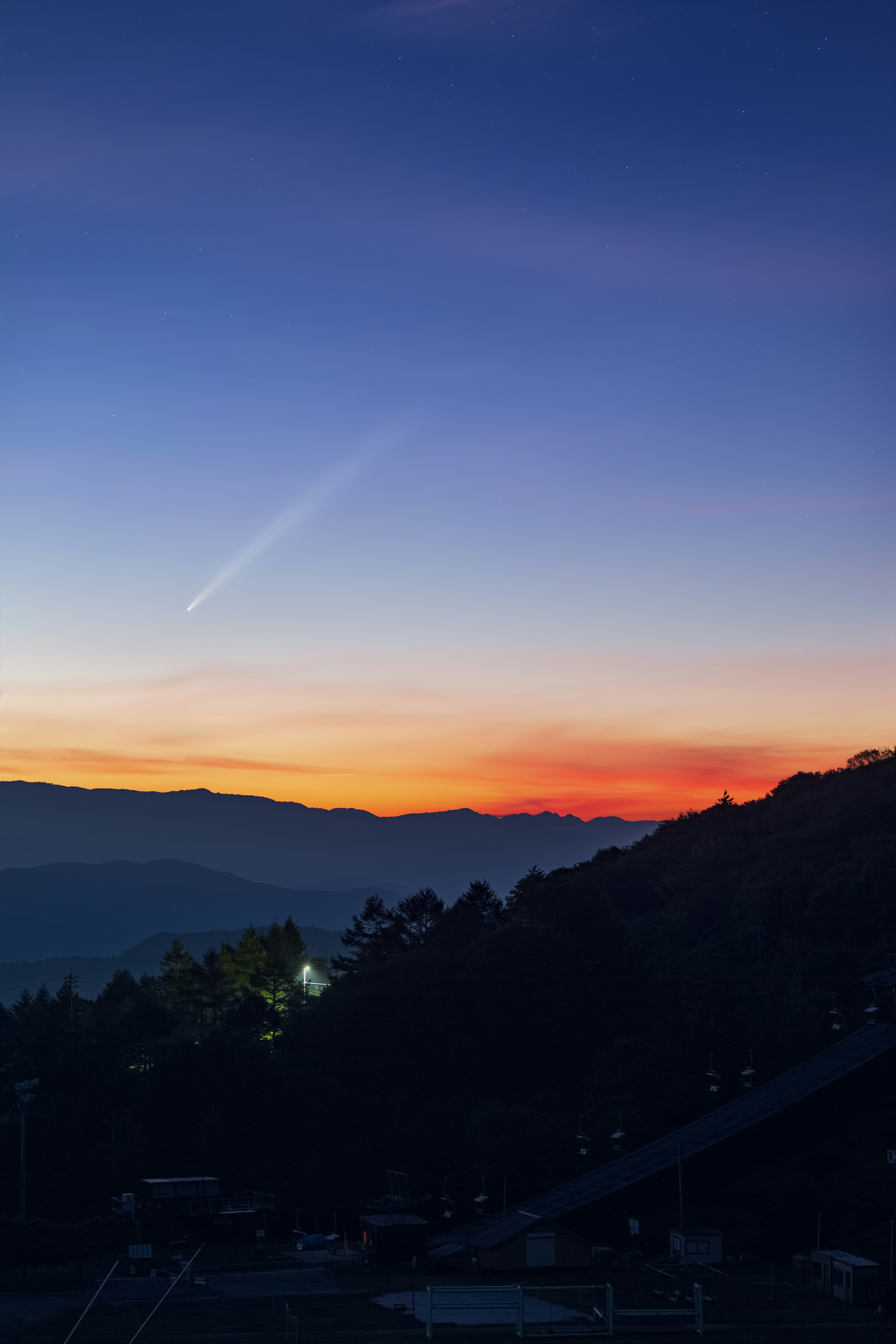 美しい夕焼けの空と山のシルエット