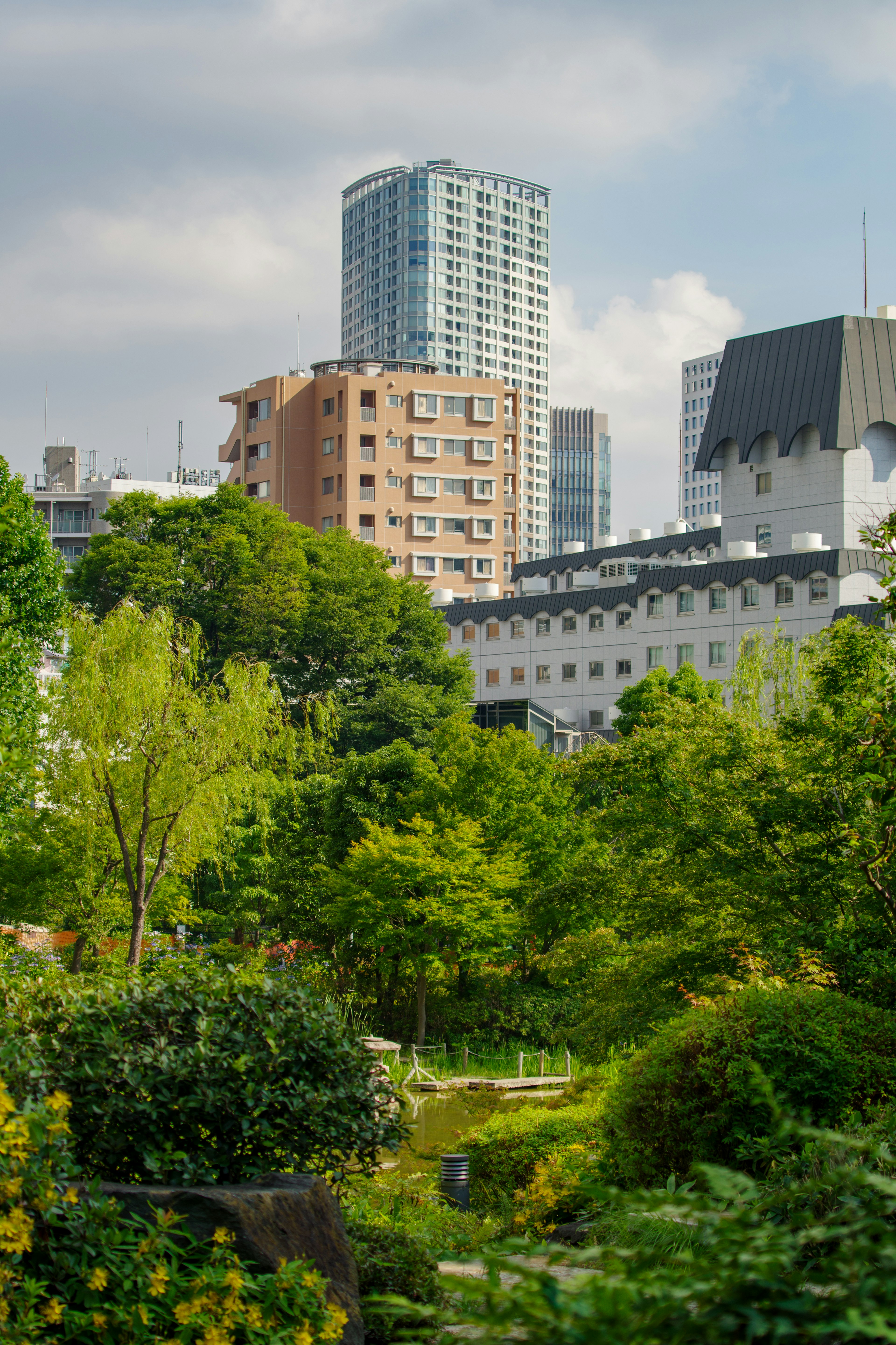 Paisaje urbano con un parque frondoso y rascacielos