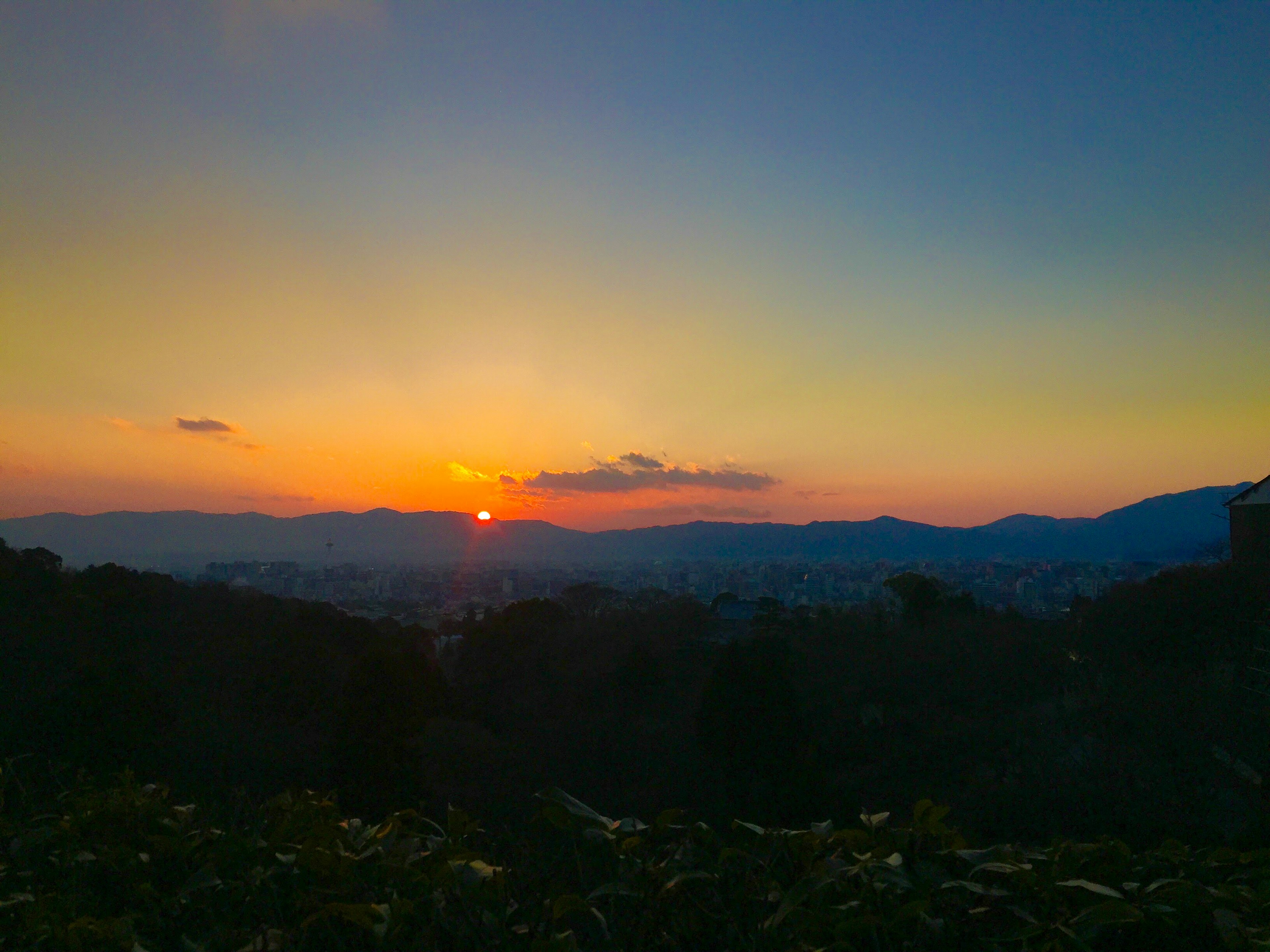 Coucher de soleil sur les montagnes avec un ciel coloré