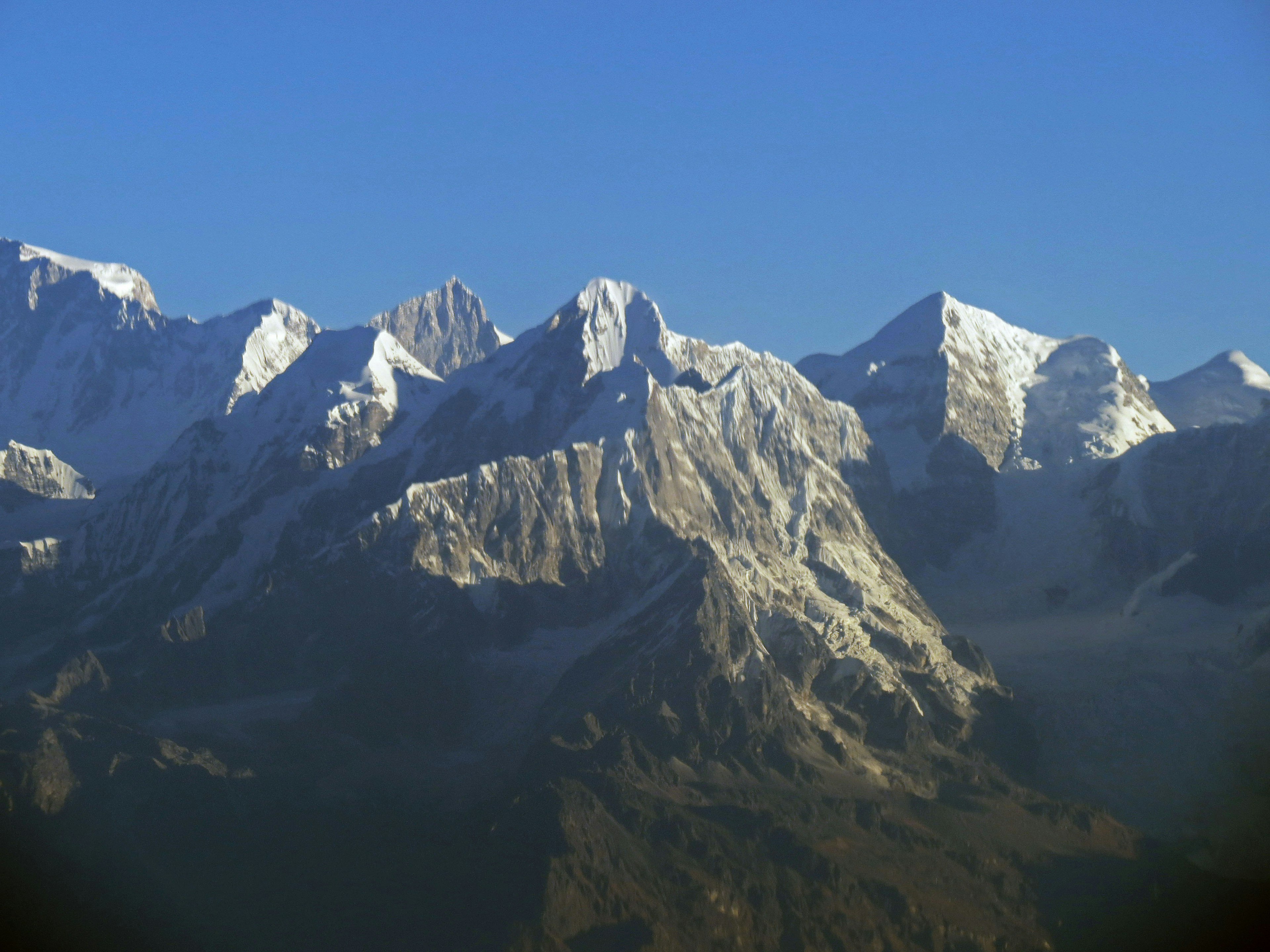 Pics de montagne enneigés sous un ciel bleu clair