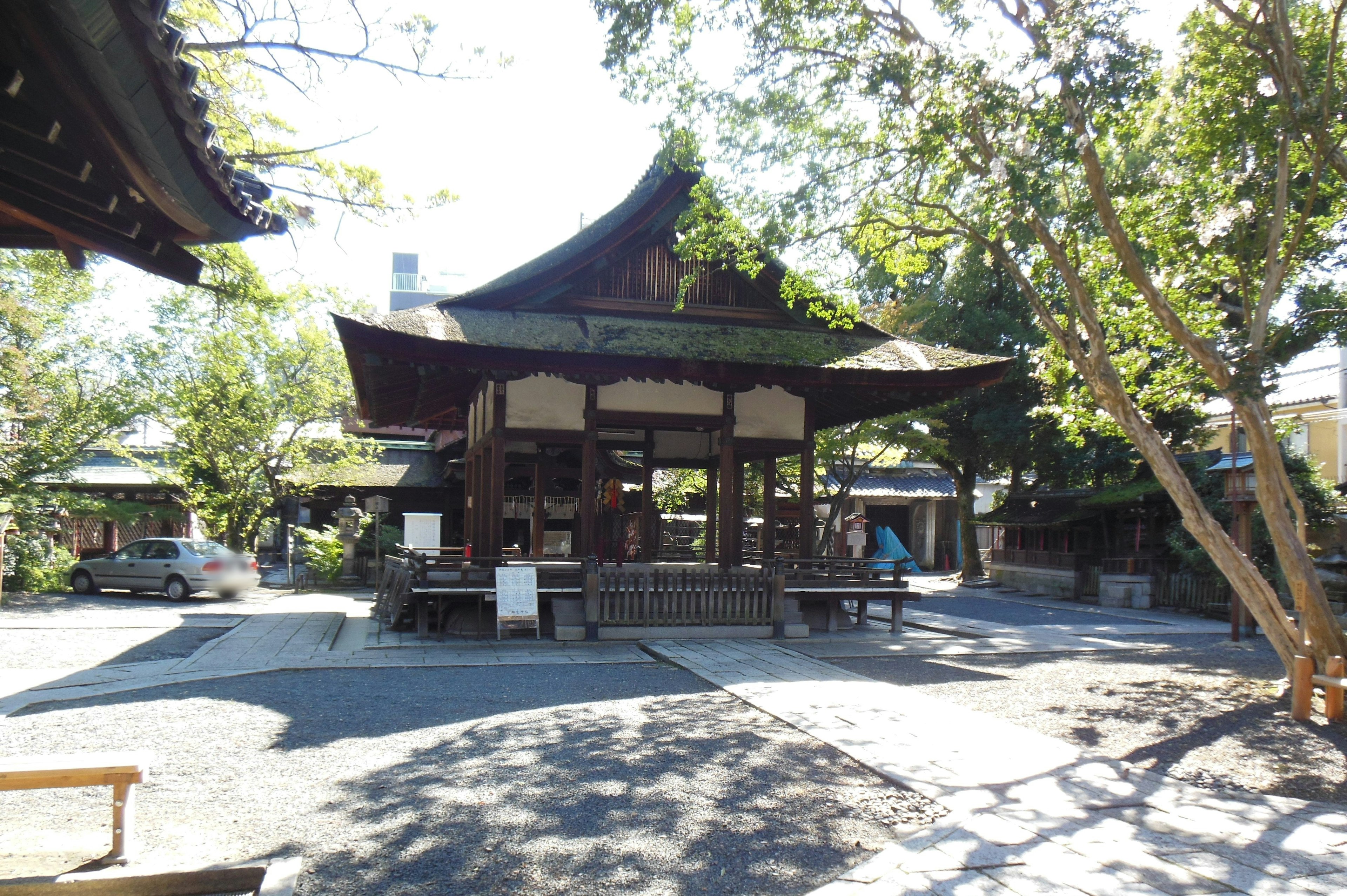 Bangunan tradisional Jepang di taman yang tenang dikelilingi oleh pepohonan hijau