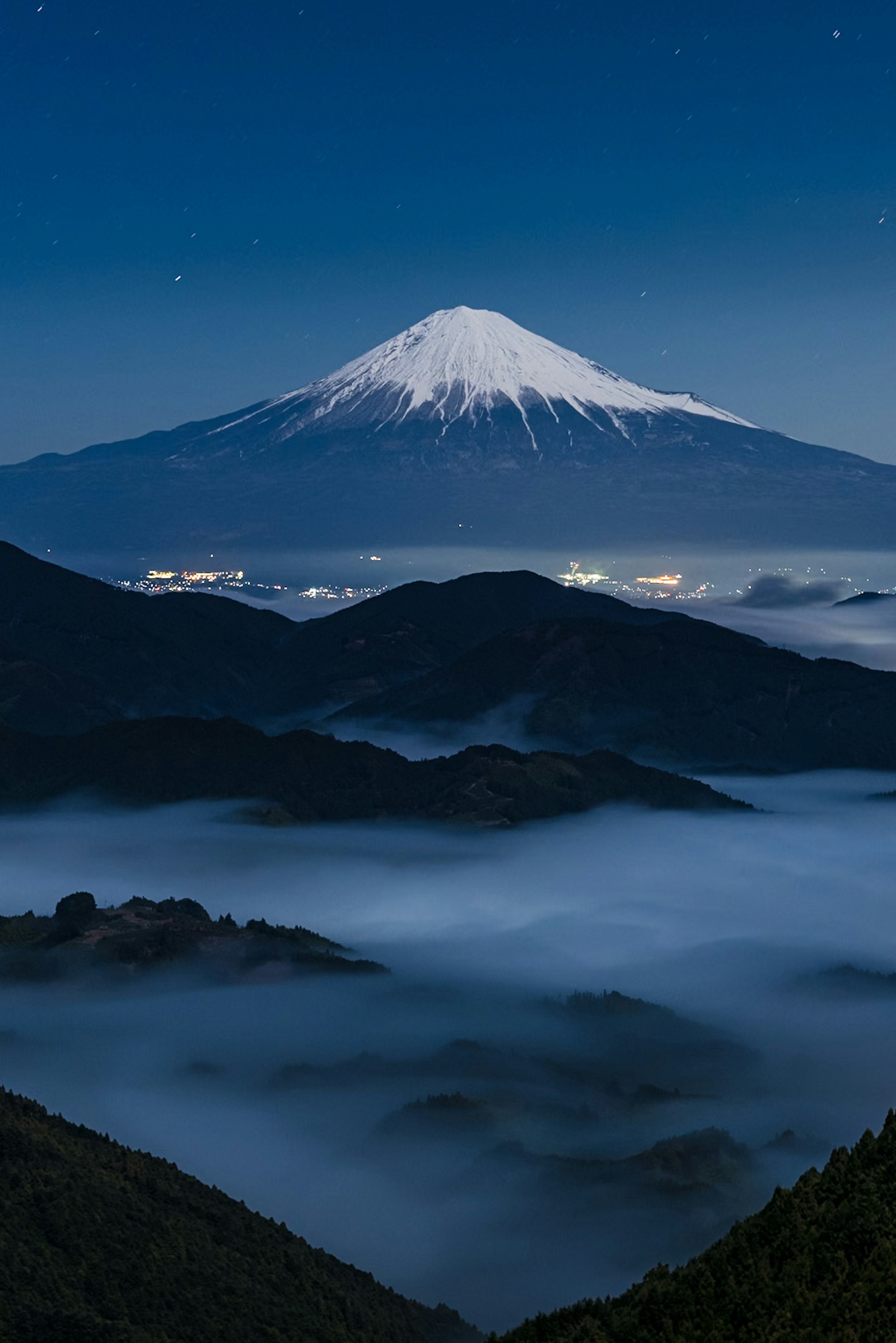 富士山の夜景と雲海の美しい風景