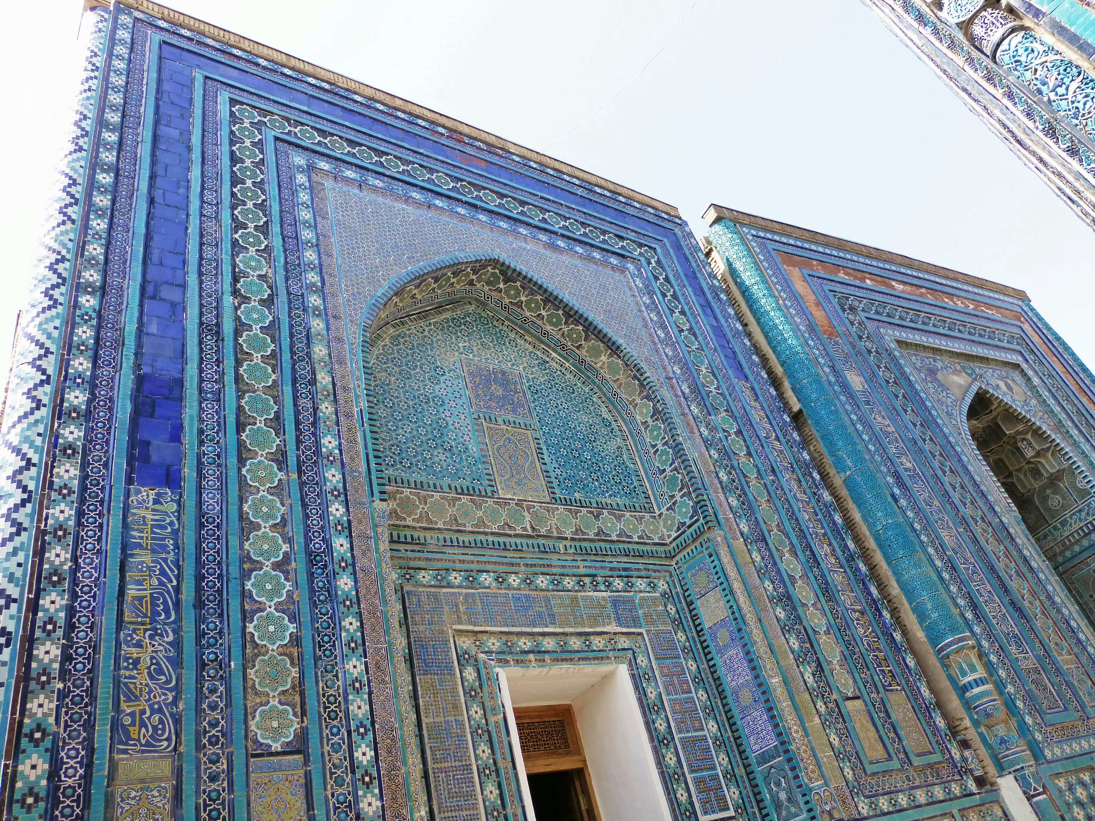 Vista detallada de un muro de edificio decorado con azulejos azules vibrantes