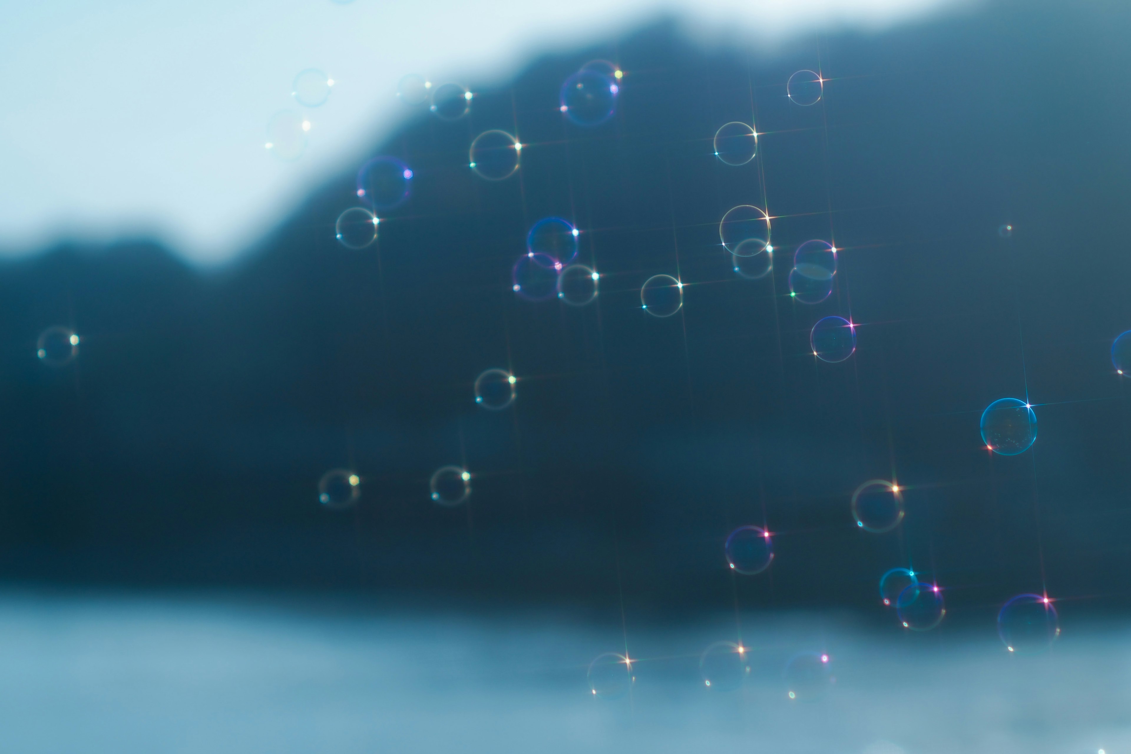 Une collection de bulles flottant sur un fond bleu