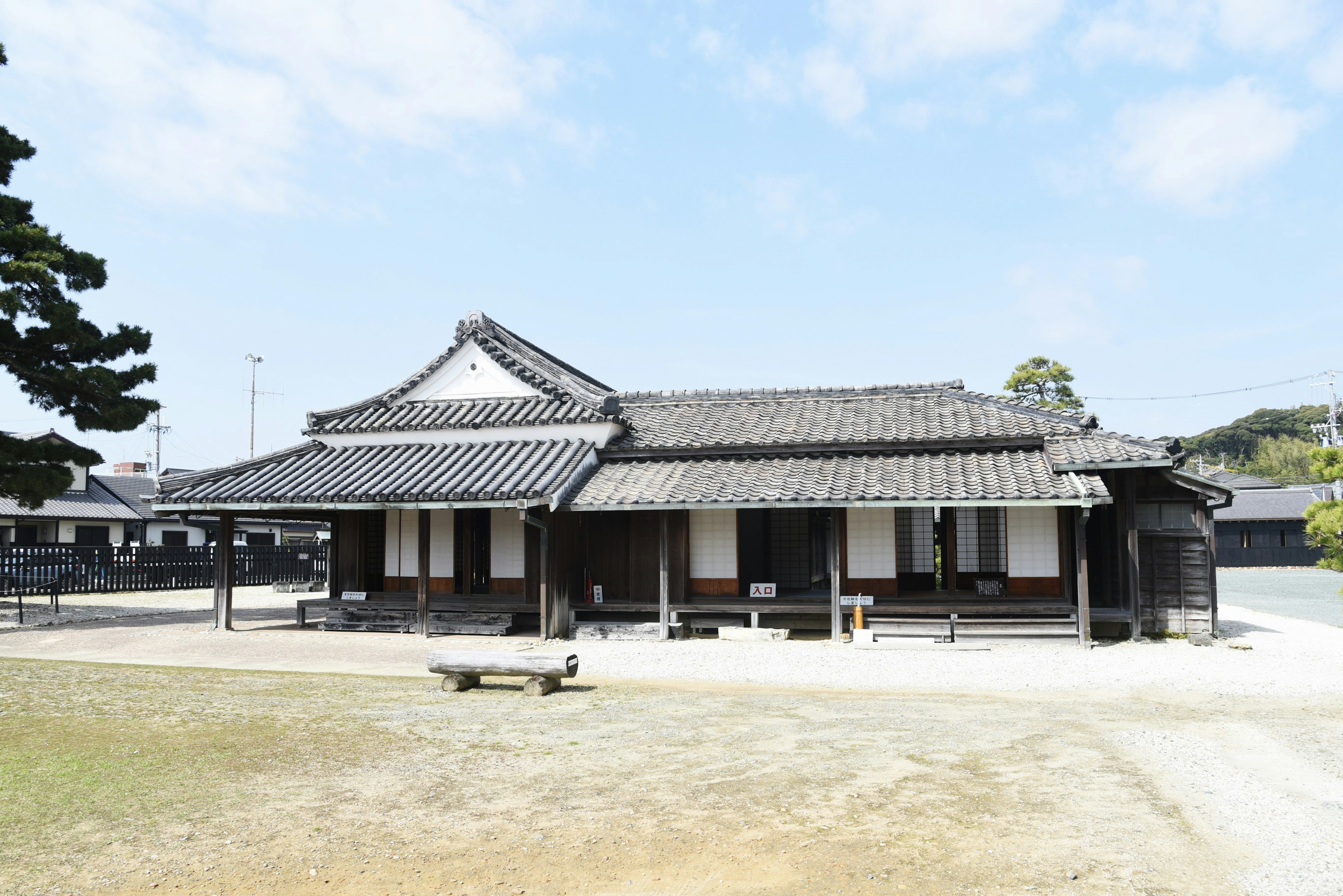 Bangunan tradisional Jepang dengan atap genteng di bawah langit biru