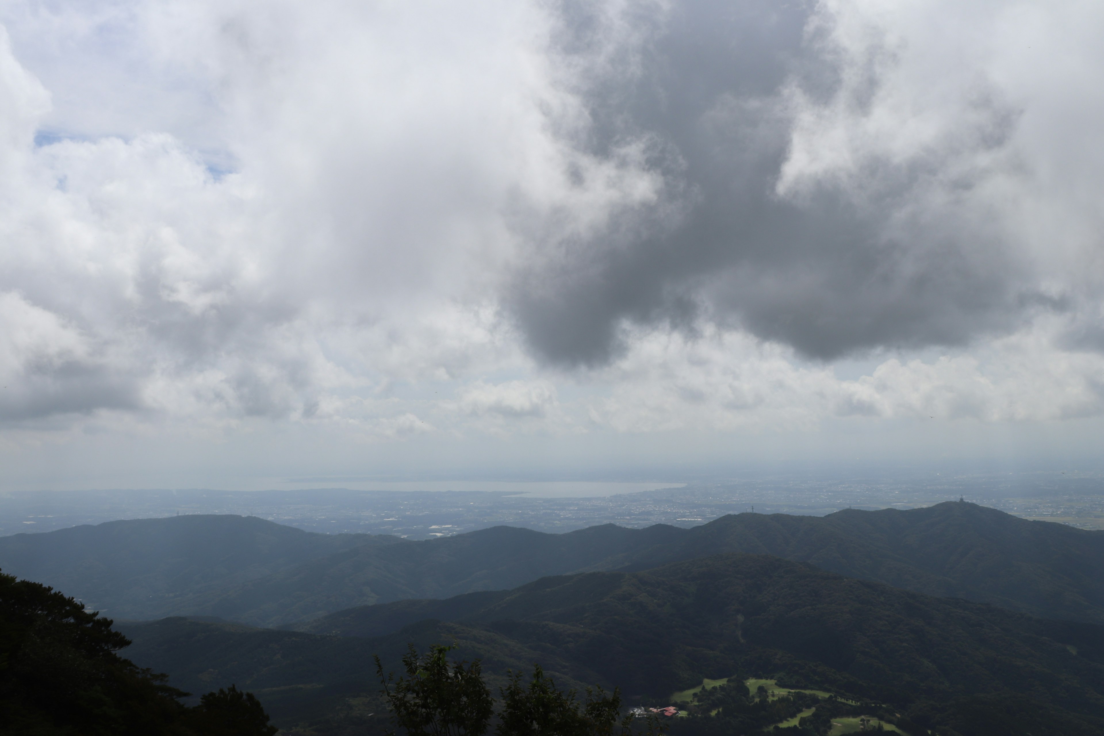 Pemandangan gunung dengan langit berawan