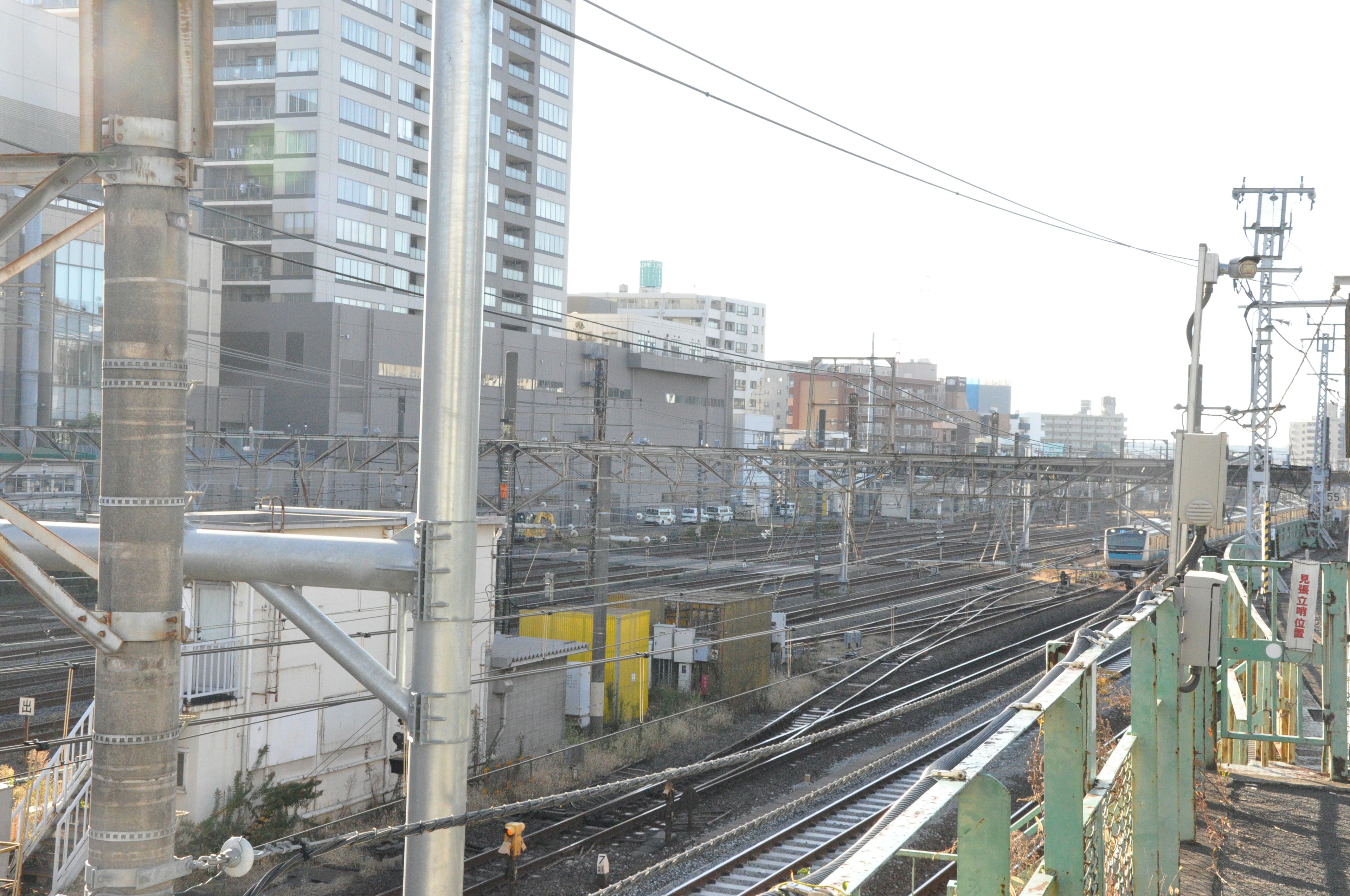 Paesaggio urbano con binari ferroviari e edifici