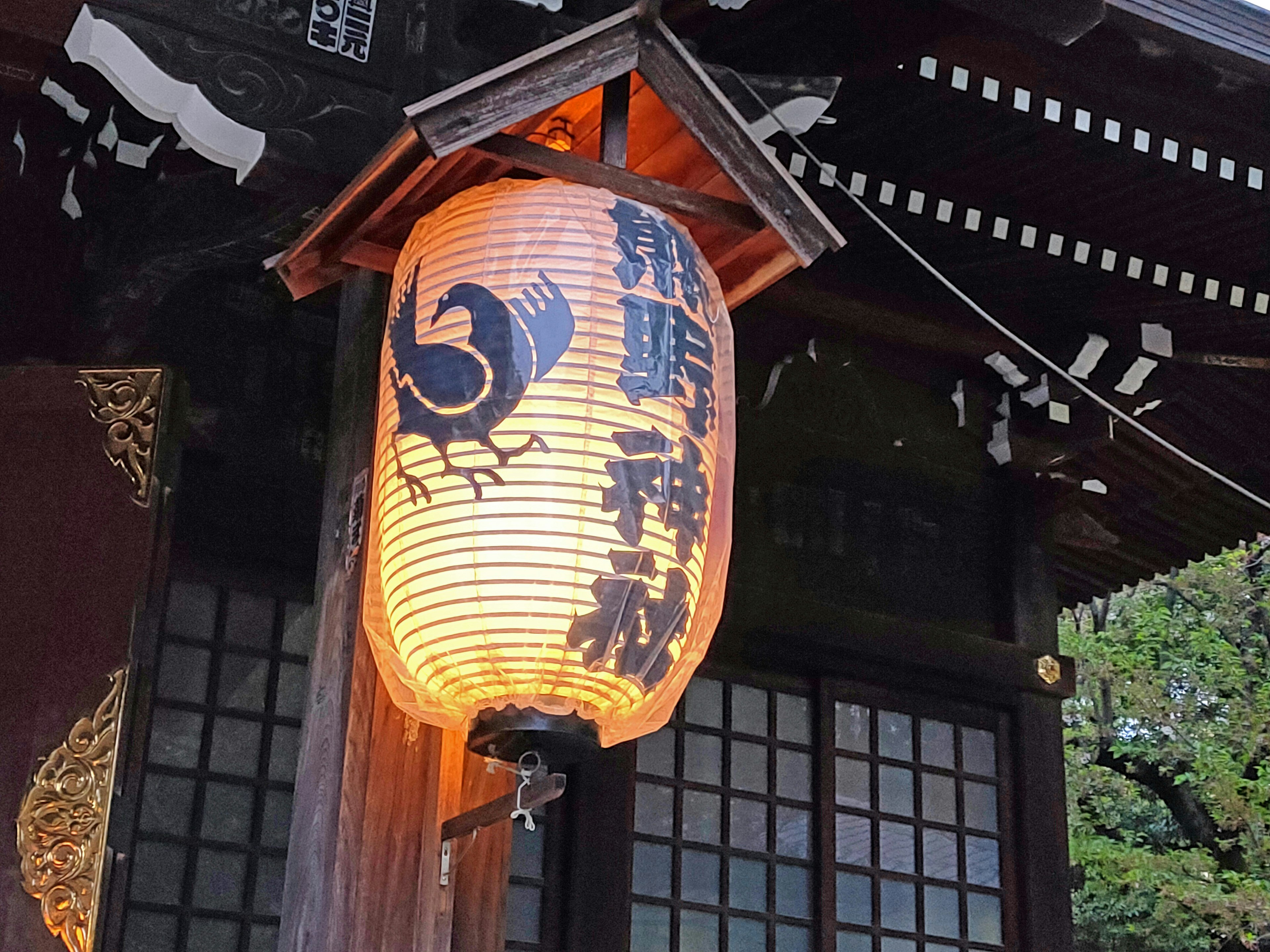 Lanterne au sanctuaire avec un design de poulet et des caractères japonais