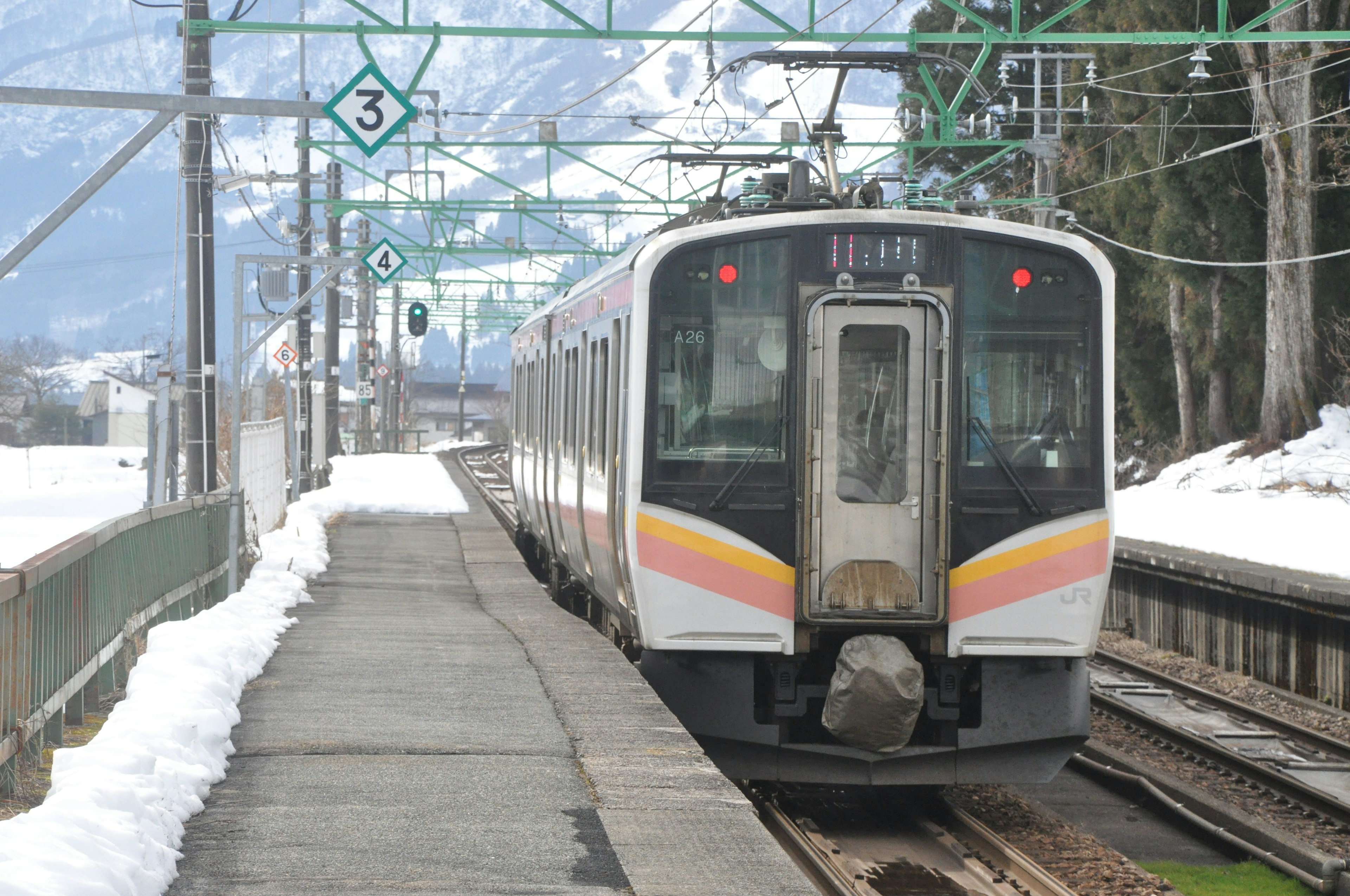 Treno fermo in una stazione innevata