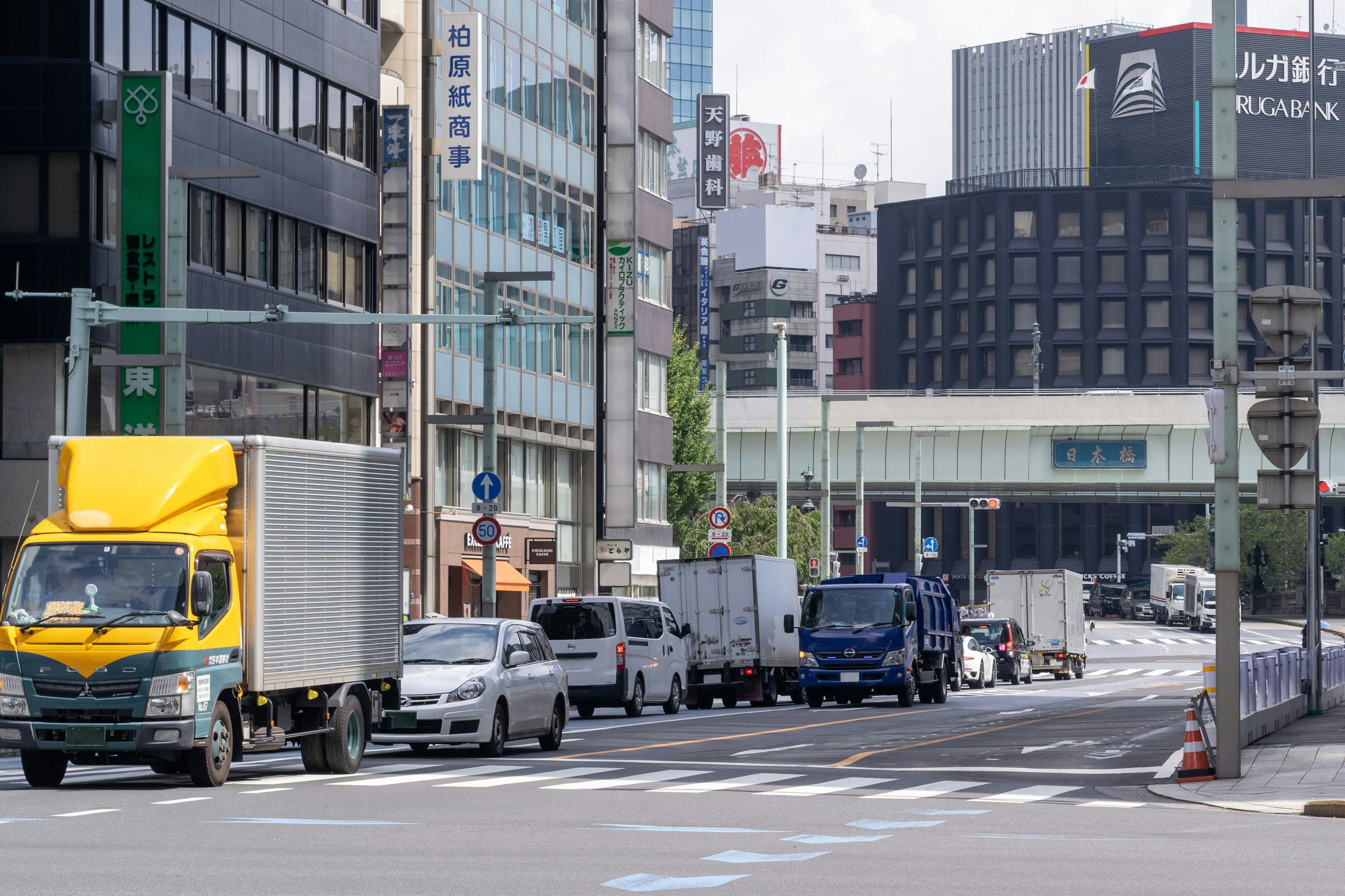 Lastwagen und Autos an einer städtischen Kreuzung gestoppt