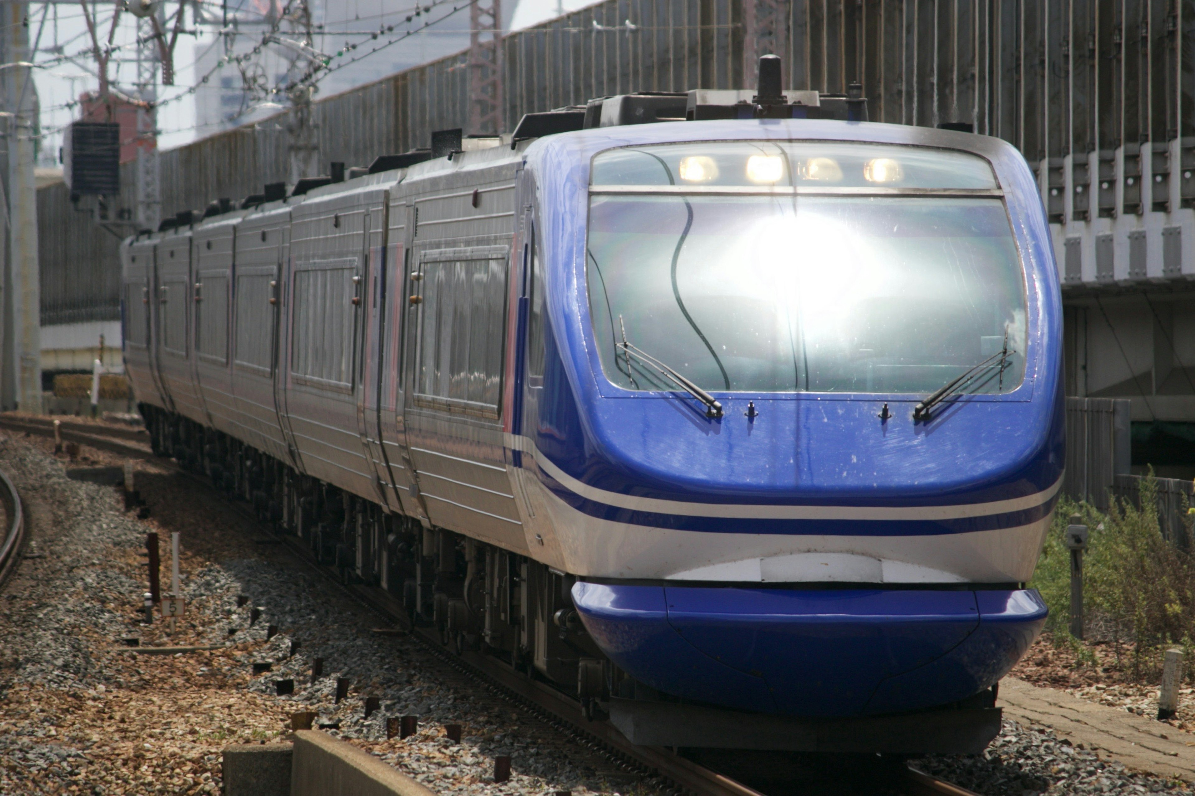 青い電車が線路を走る風景