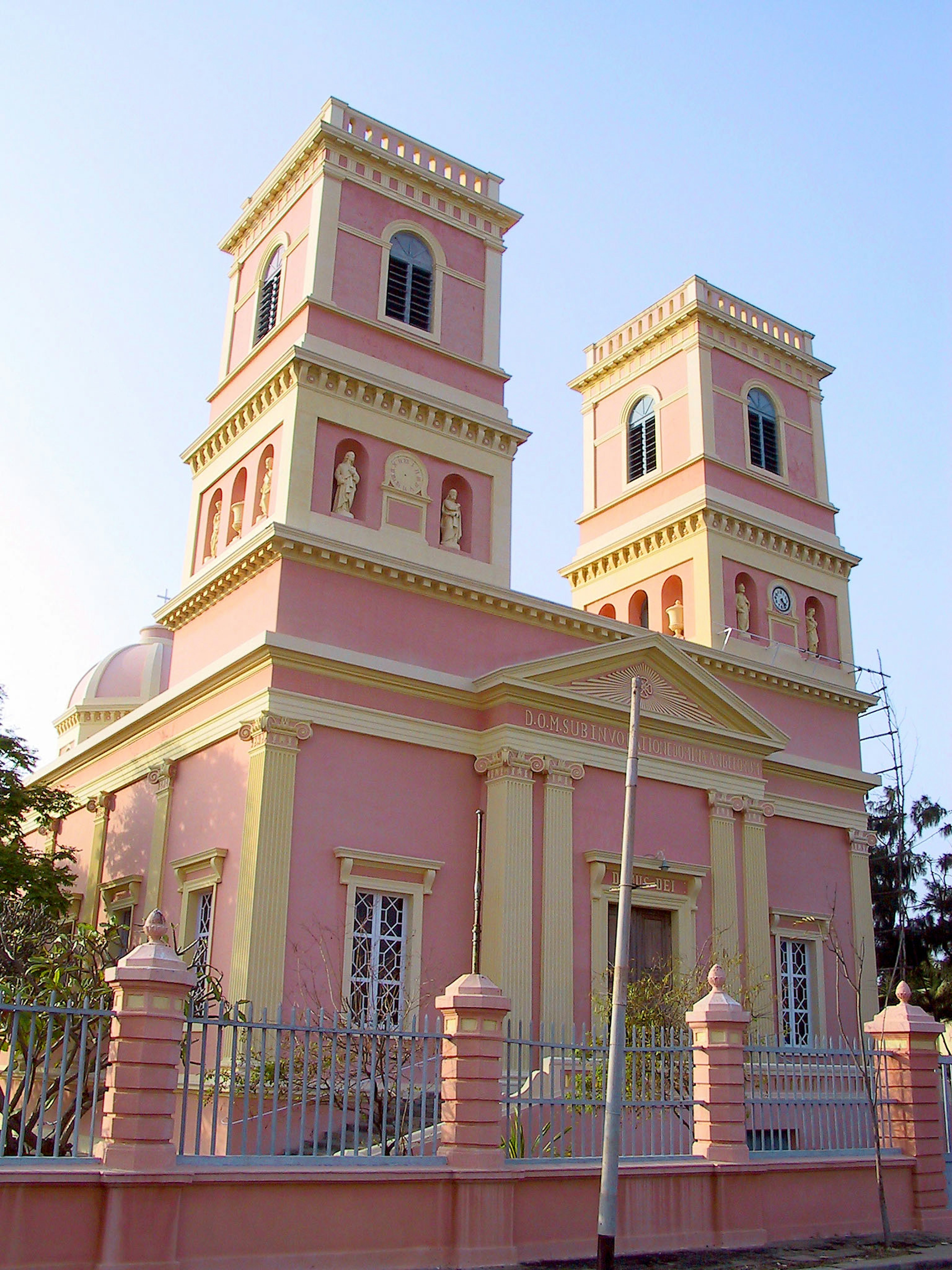 Bâtiment avec deux tours et une façade rose