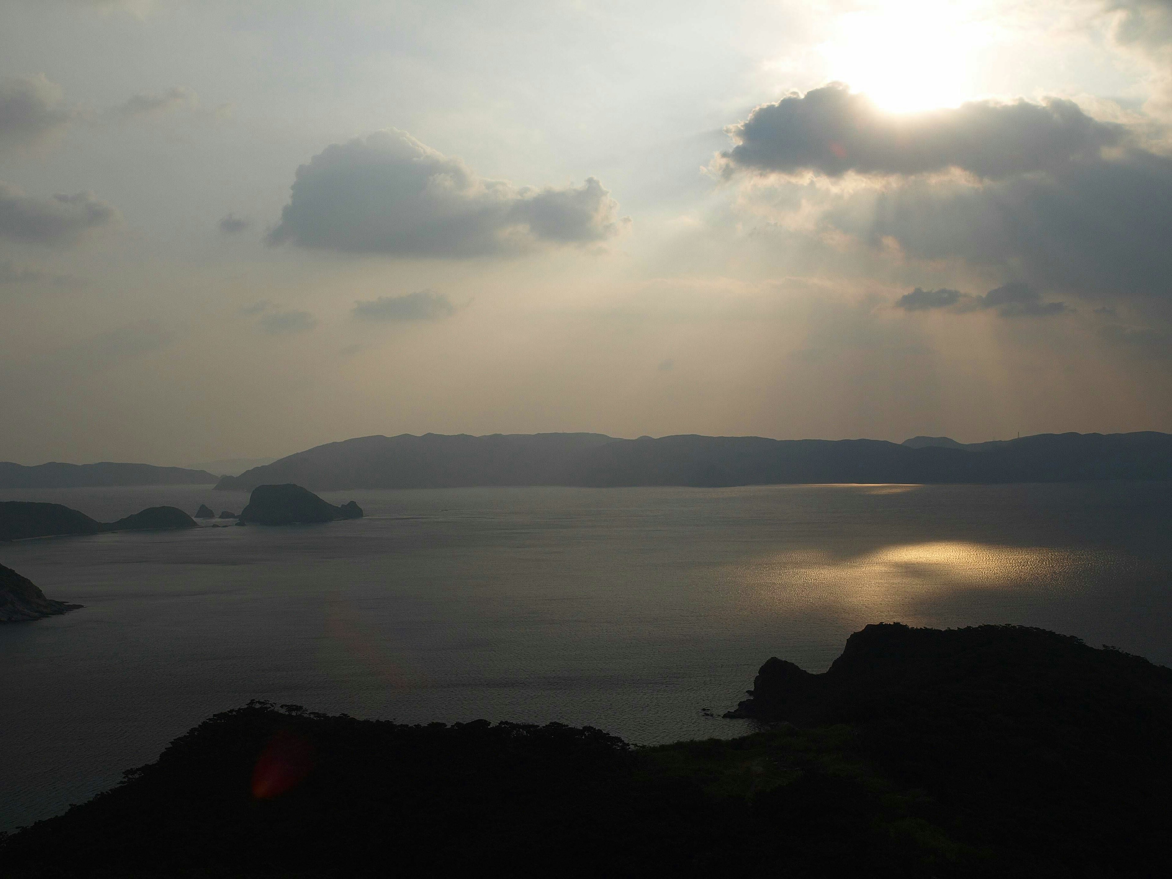 日の出を背景にした静かな海の風景