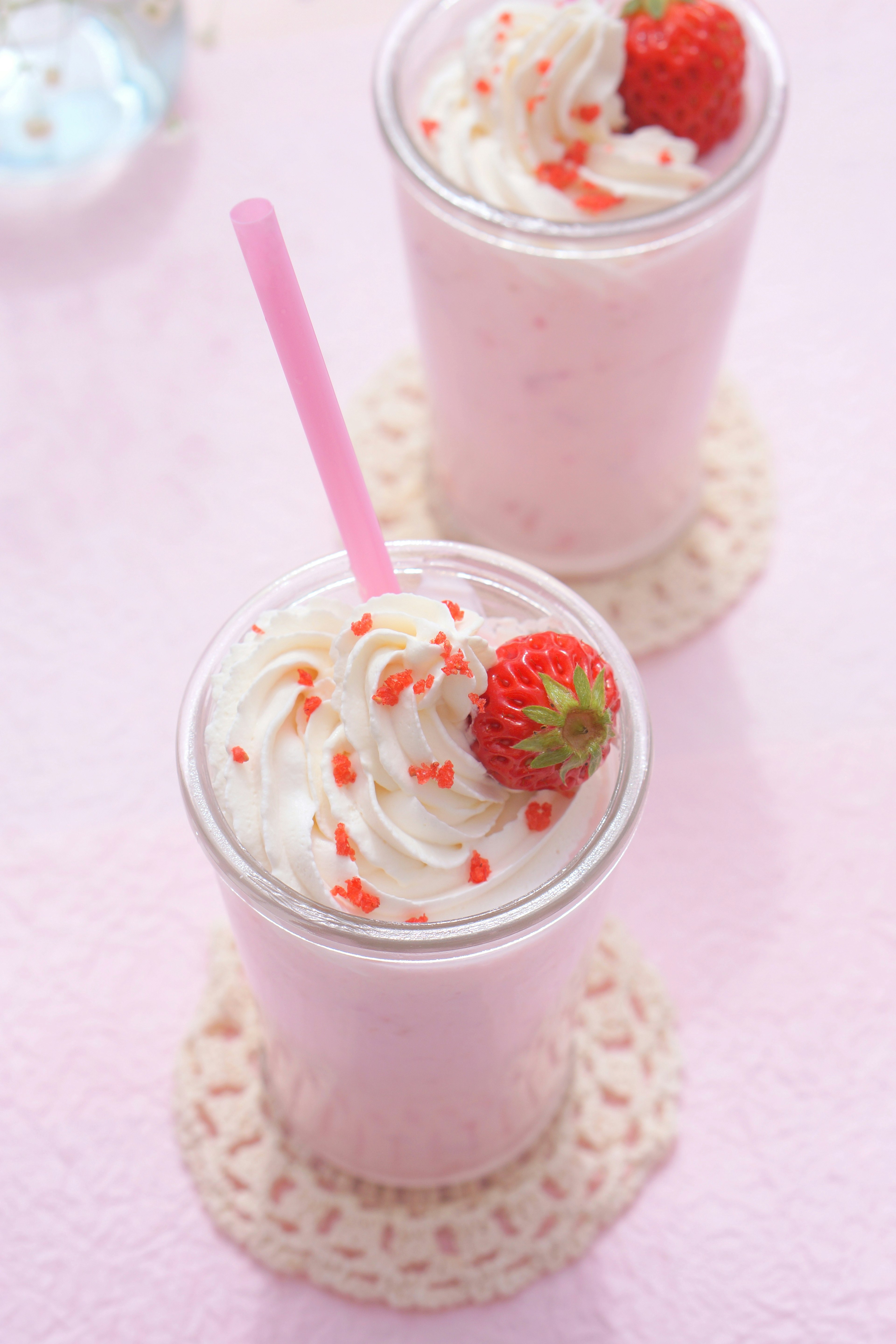 Milkshake à la fraise garni de crème fouettée et de fraises